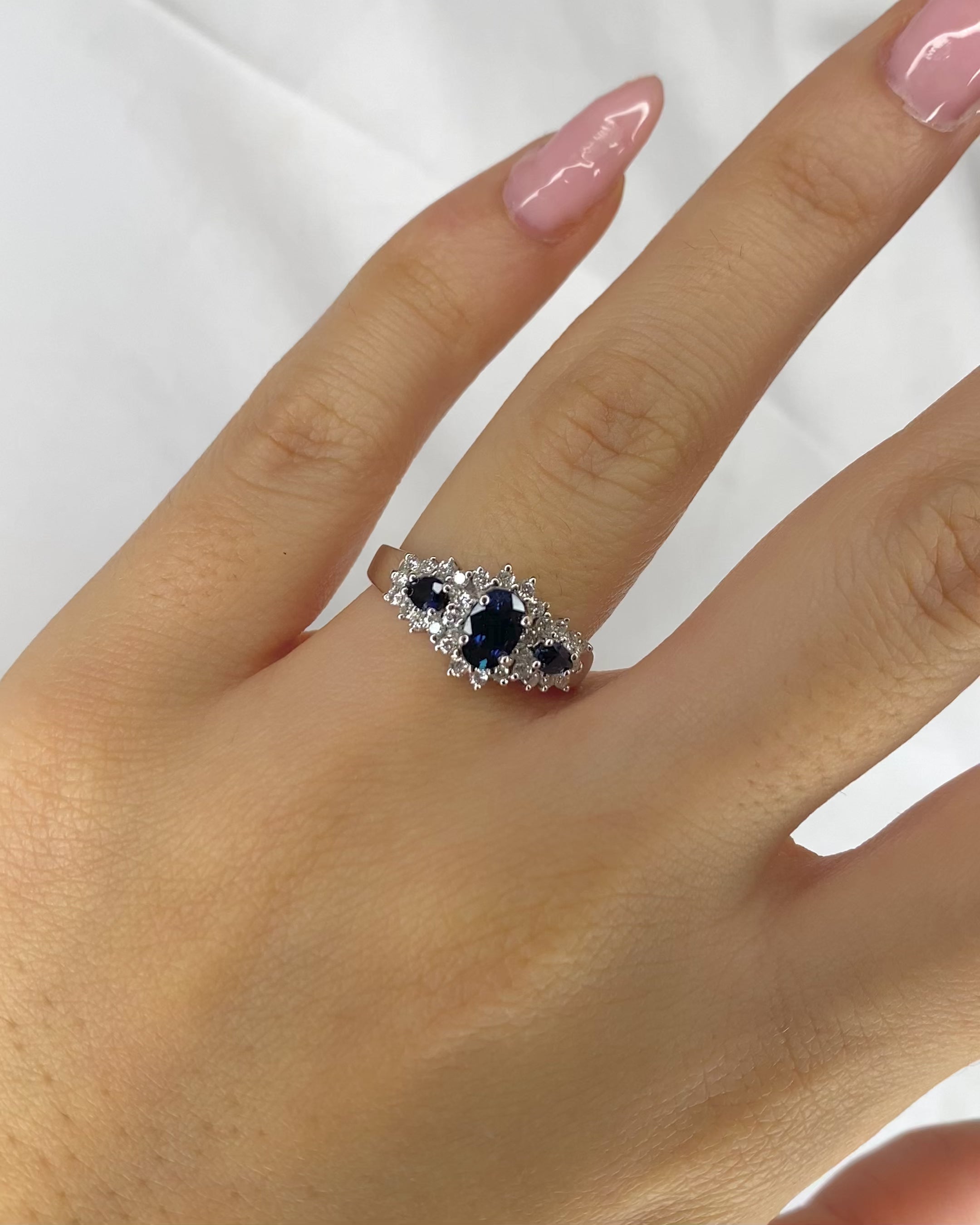 Bague Trilogie Saphir 0.87 carat &amp; 30 Diamants "Mary"