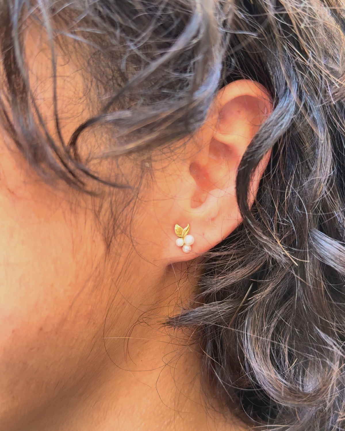 “Hawa” Pearl Stud Earrings