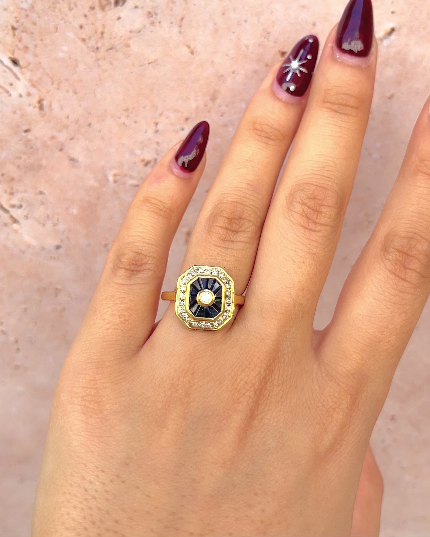 Anillo estilo Art Déco 12 zafiros 0,84 quilates y 25 diamantes "Madeline"