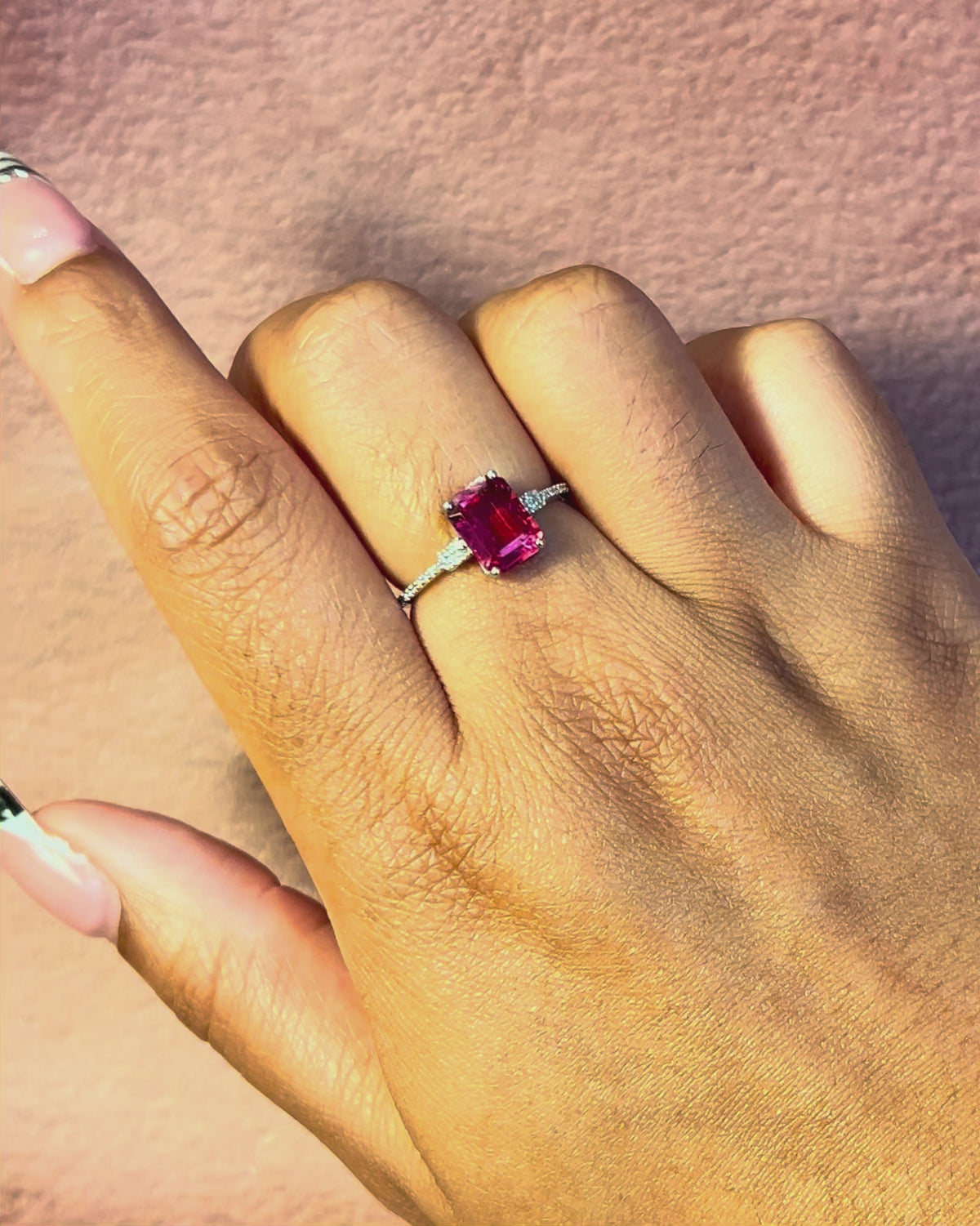 Anillo solitario de turmalina rubelita y diamantes «Violaine»