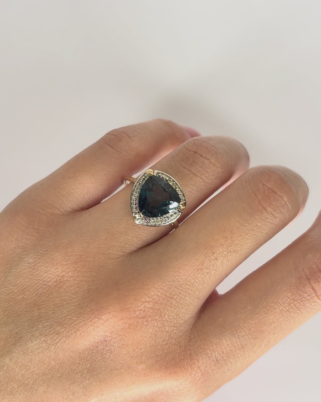 Bague Vintage Topaze 4.20 cts & 8 Diamants "Irène"