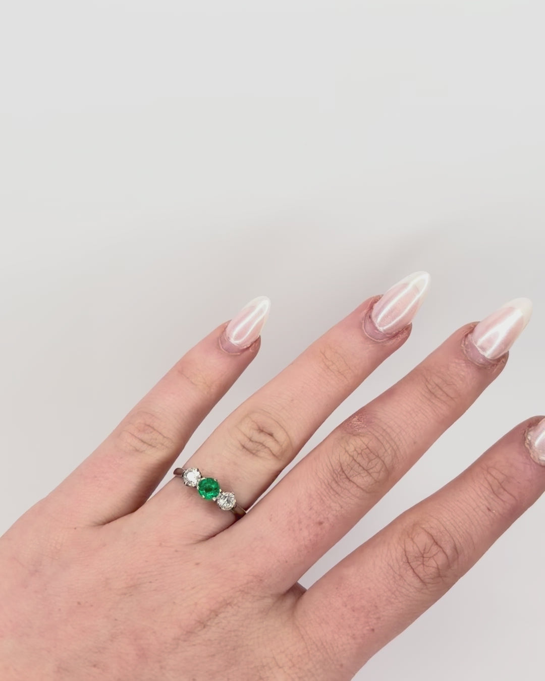 Bague Trilogie Émeraude 0.40 carat &amp; Diamants 0.40 carat "Maeva"