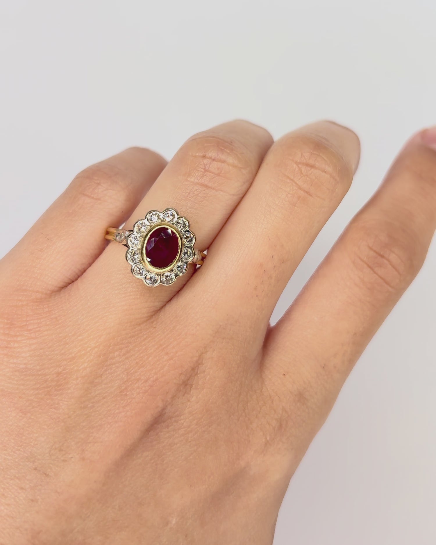 Anillo Margarita Rubí 1 quilate y Diamantes 0,40 quilate "Blanca"