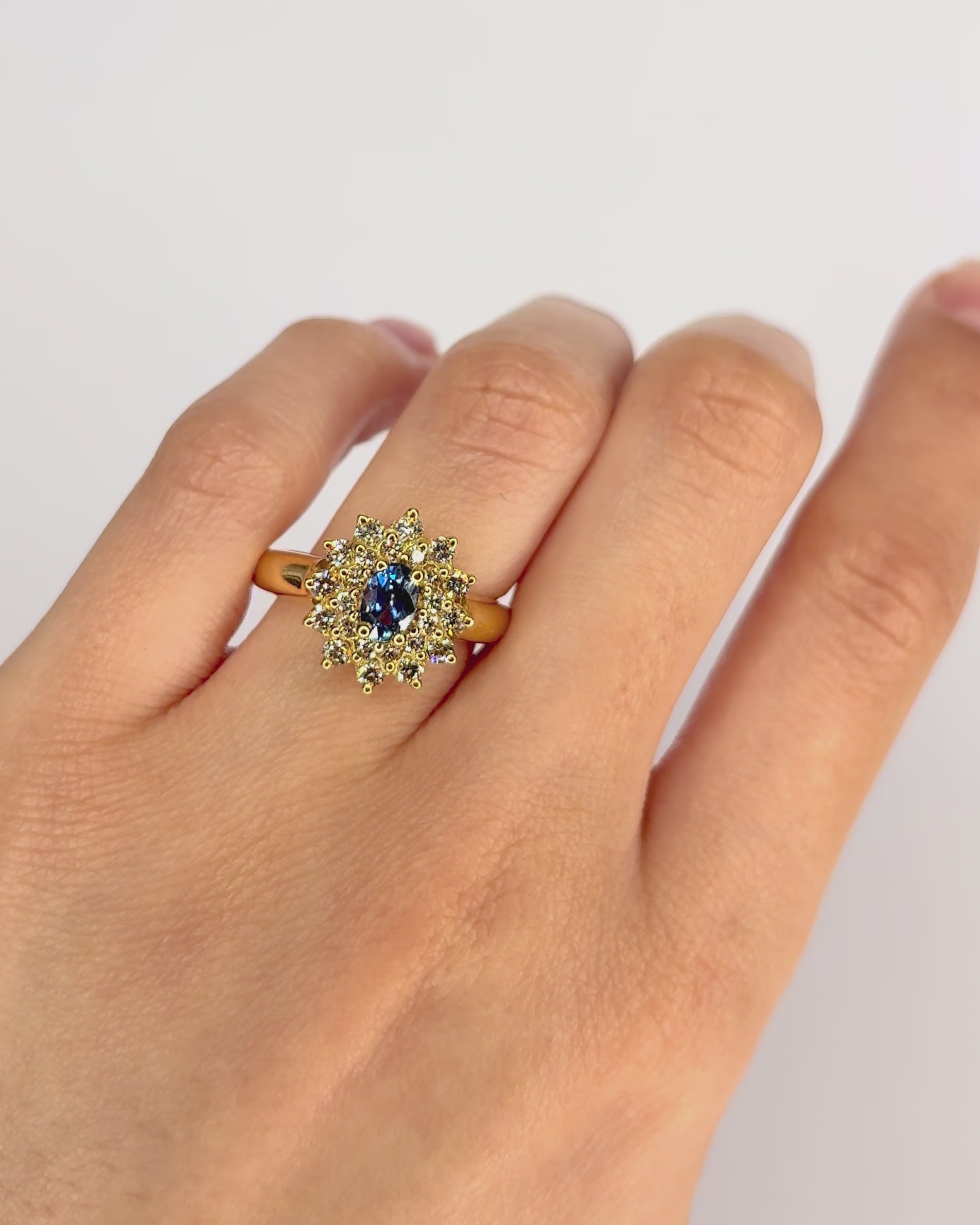 Bague Marguerite Saphir 0.80 carat, Diamants 0.48 carat &amp; Or 7,43g "Chimène"