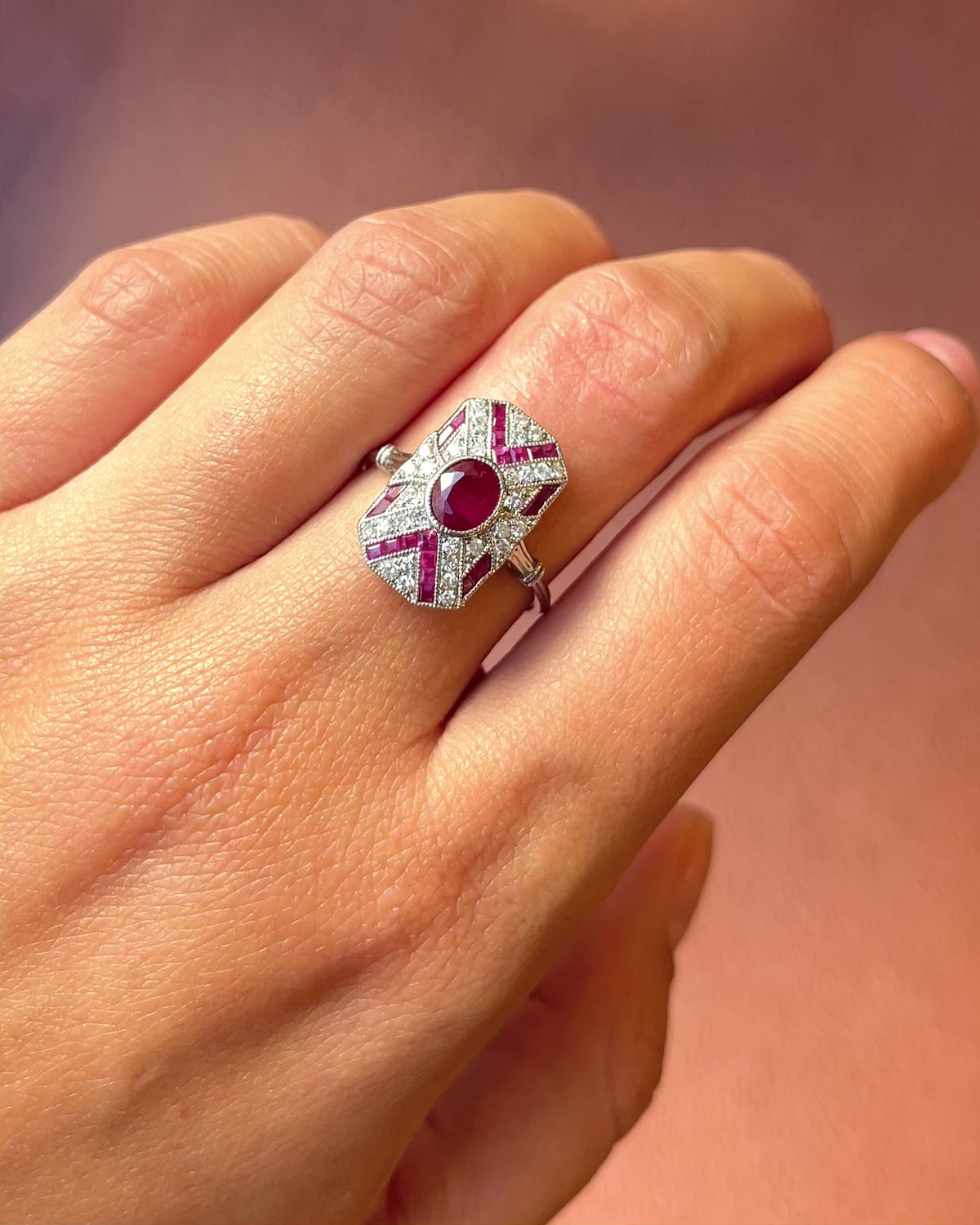 Anillo de estilo art déco con rubí birmano de 1.41 quilates y diamantes de 0.27 quilates «Genevieve»