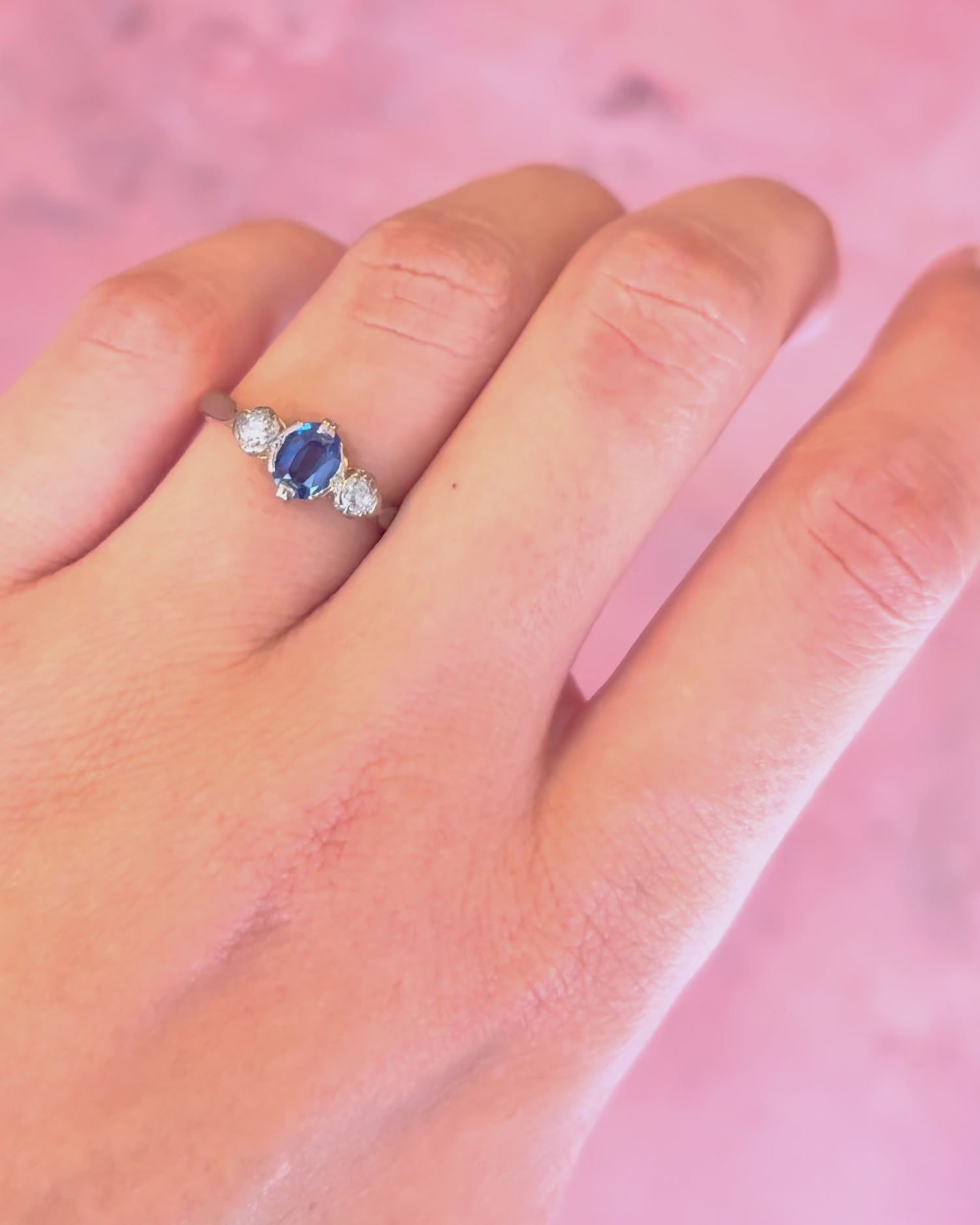 Anillo trilogía de zafiro de 0,55 quilates y diamantes «Surya»
