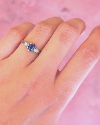 Anillo trilogía de zafiro de 0,55 quilates y diamantes «Surya»