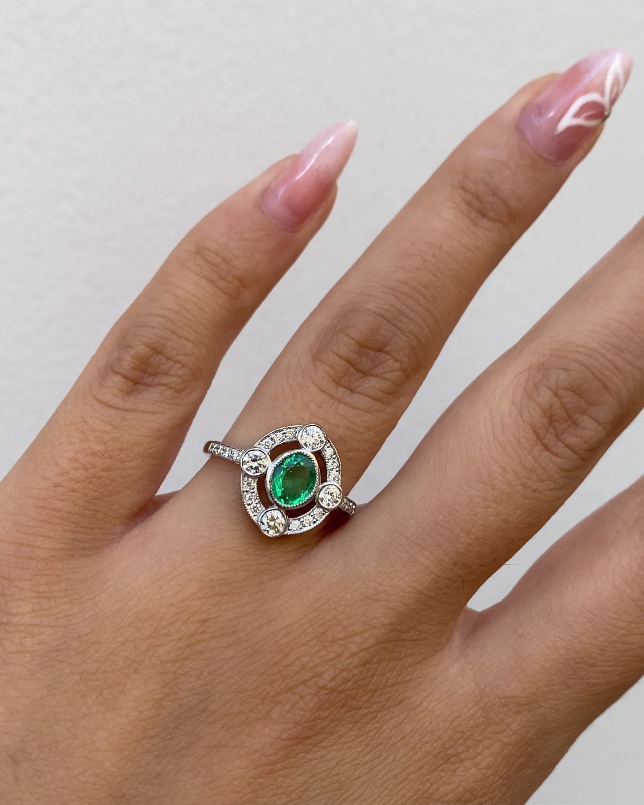 Bague Style Art-déco Emeraude 0.65 carat &amp; 24 Diamants "Violette"