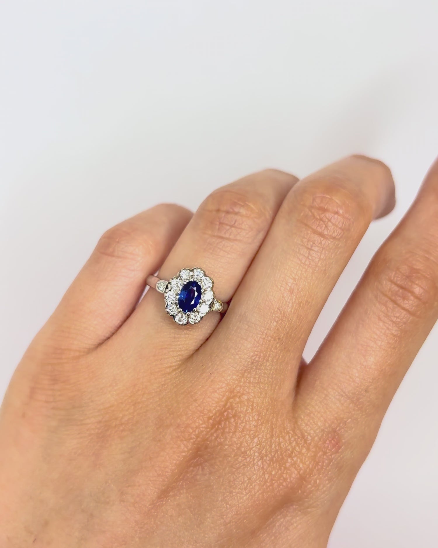 Anillo Marguerite Zafiro 0,60 quilates y Diamantes 0,48 quilates "Johanna"