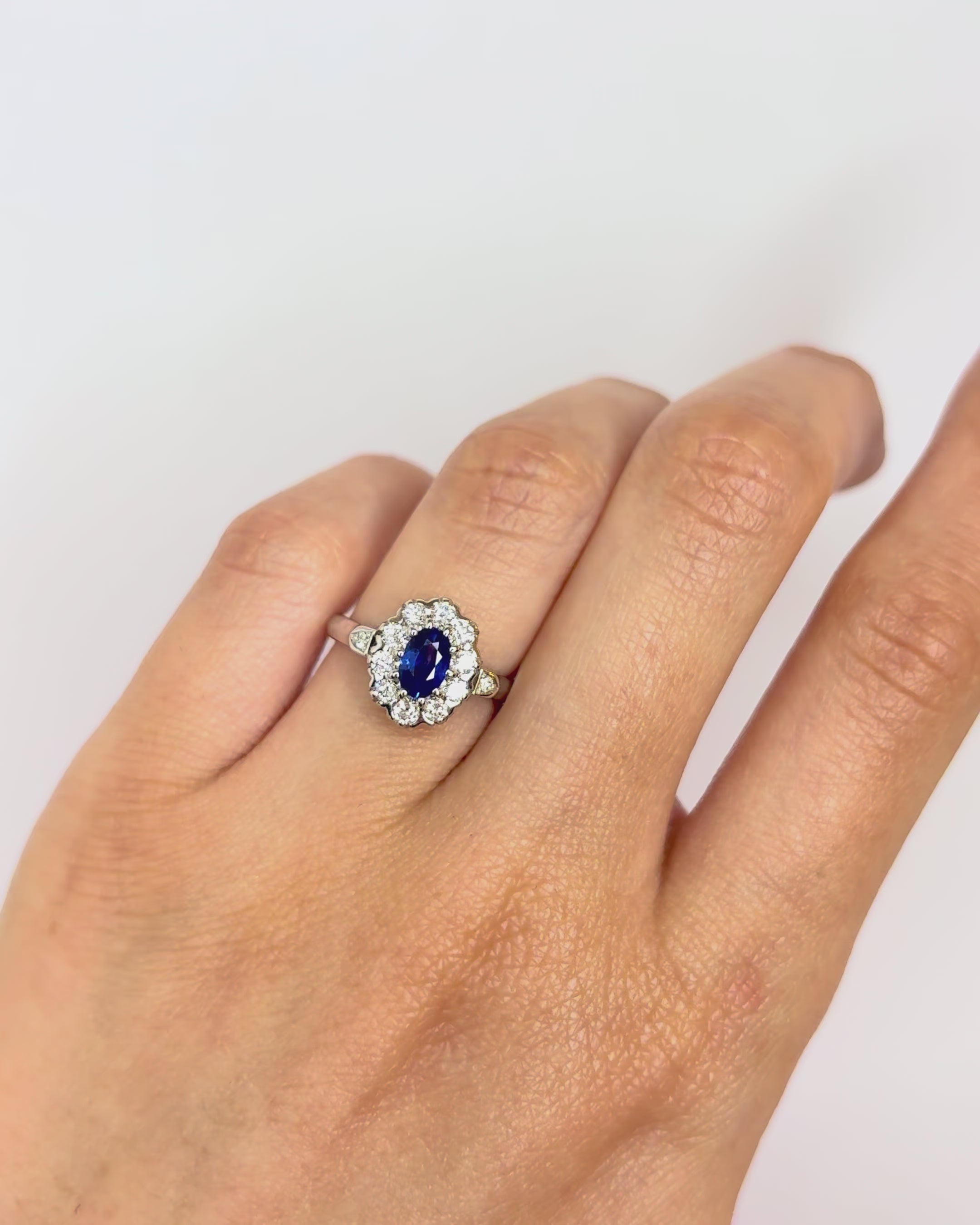 Anillo Marguerite Zafiro 0,60 quilates y Diamantes 0,48 quilates "Johanna"
