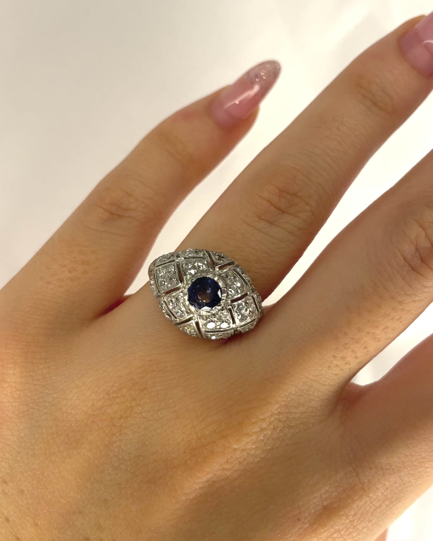 Anillo Cúpula Art Déco Zafiro 0,55 quilates y Diamantes 0,50 quilates "Mazarine"