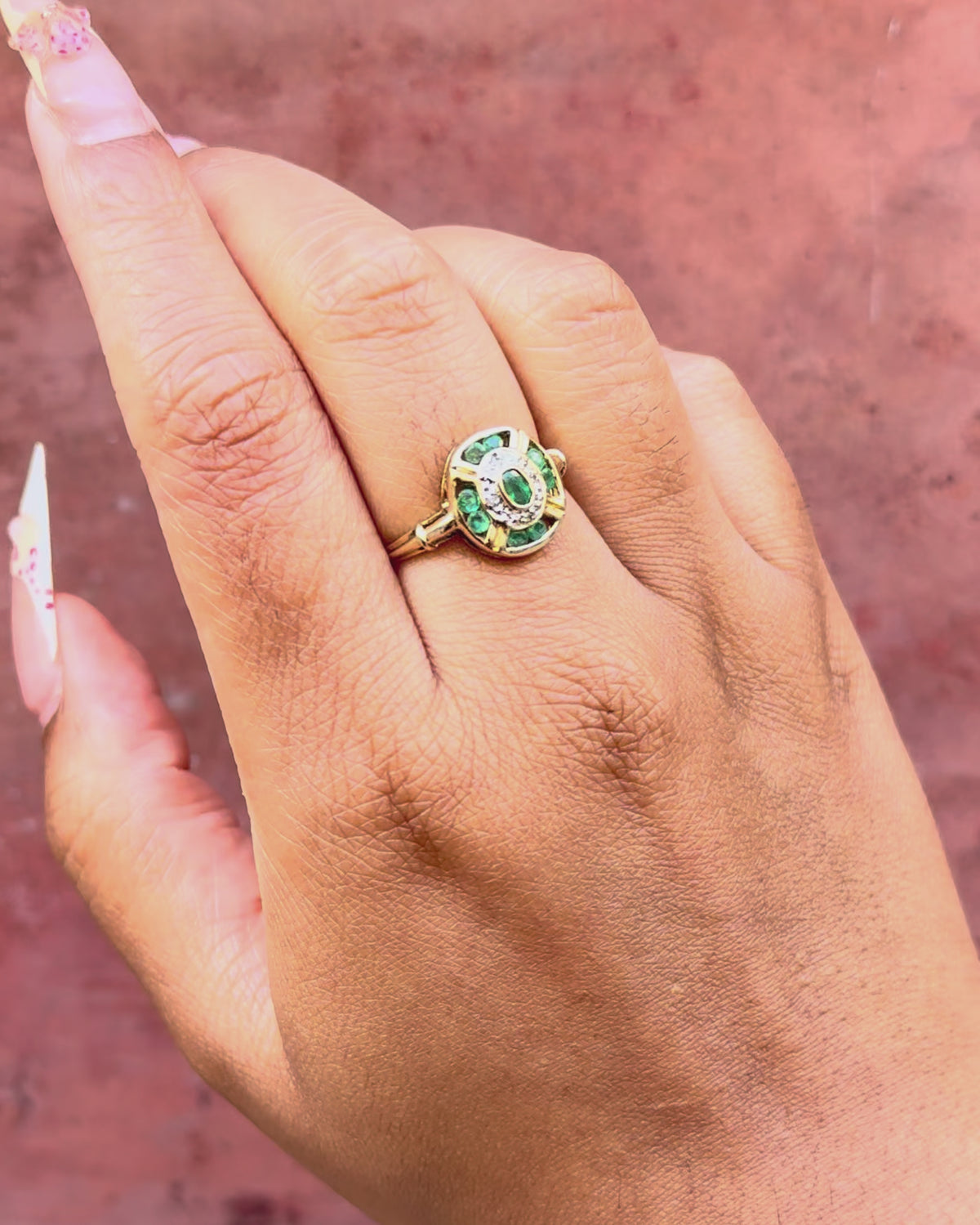 Anillo Art Déco de esmeraldas y diamantes «Laurette»