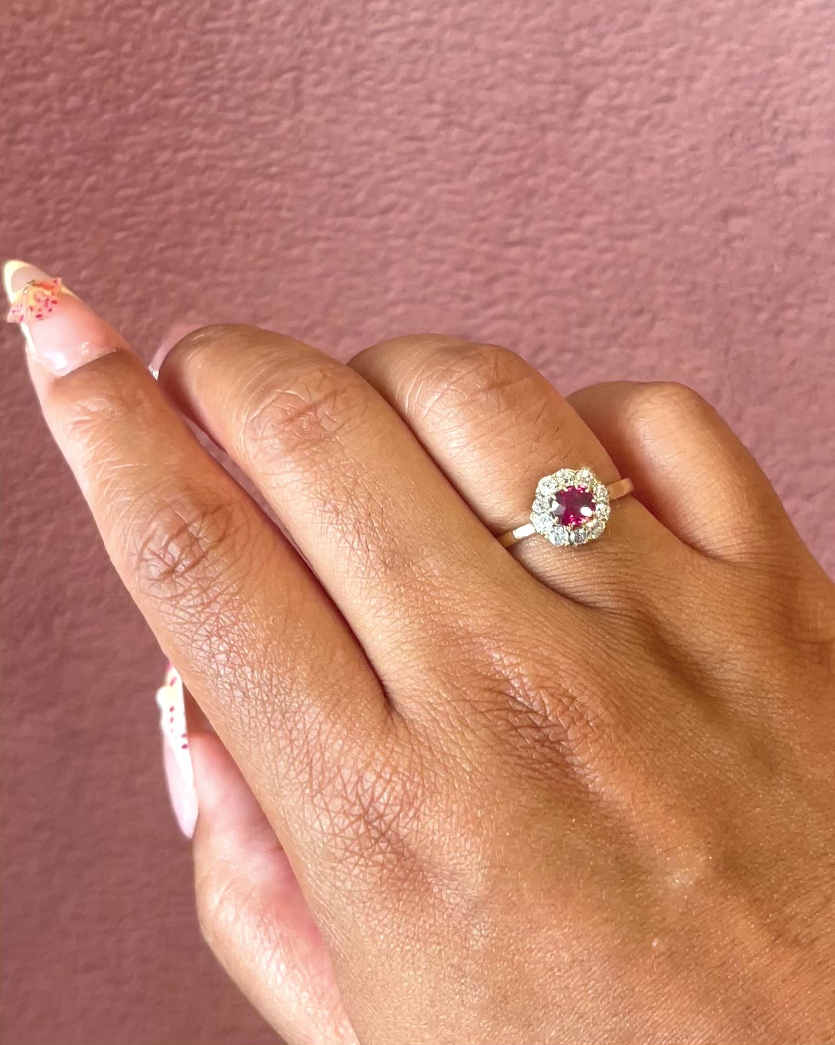 Anillo margarita de rubí de 0.71 quilates y diamantes de 0.28 quilates «Noémie»