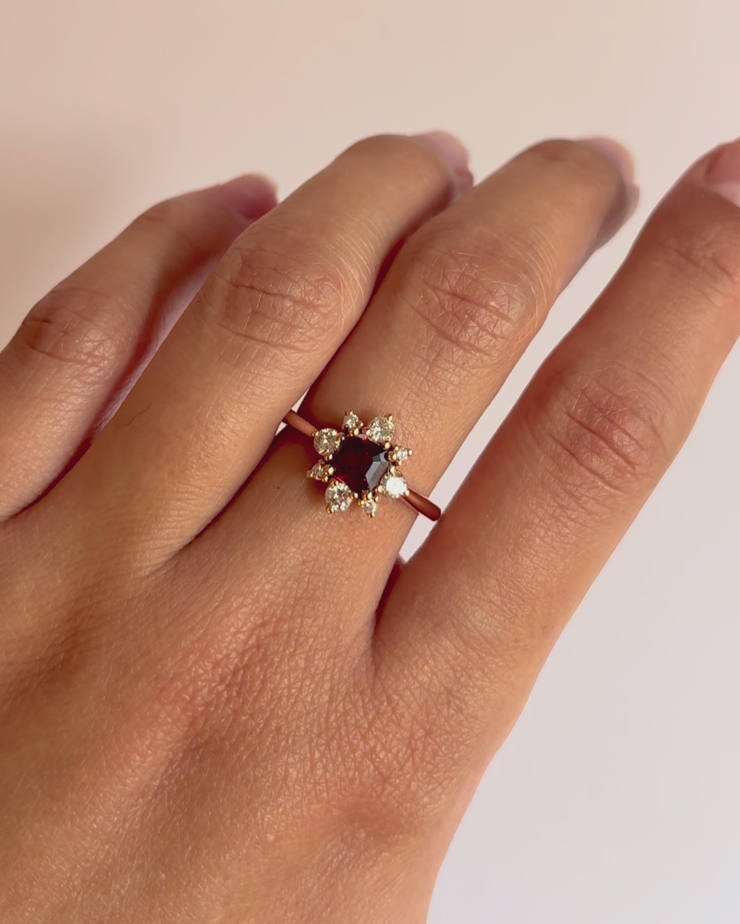 Bague Marguerite Grenat Almandin 0.66 carat &amp; Diamants 0.32 carat "Lilou"