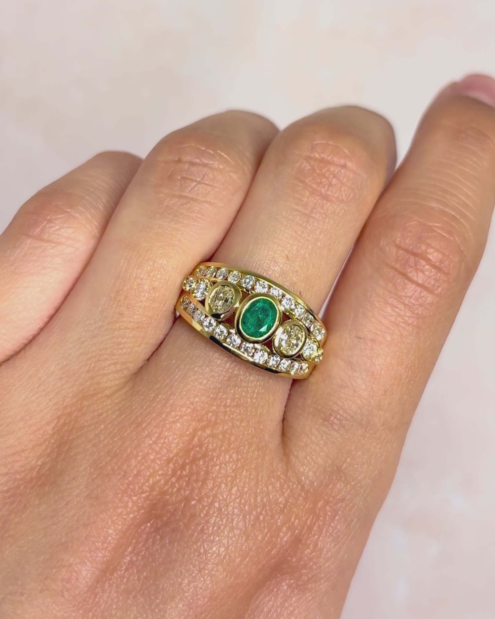 Anillo rígido con esmeralda 0,50 quilates, diamantes 0,84 quilates y oro 6,38 g "Amanda"