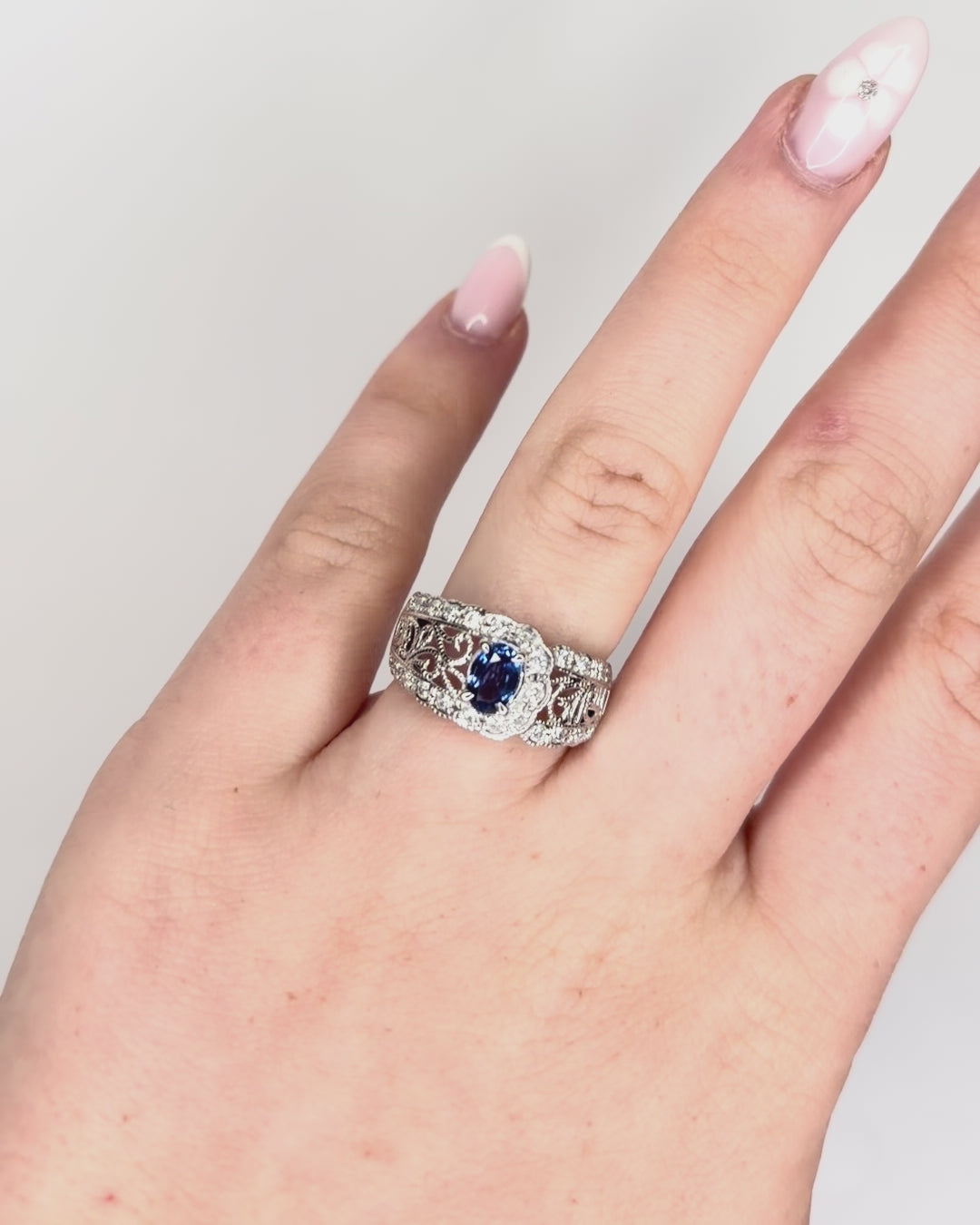 Anillo rígido con zafiro 0,70 quilates, diamantes 0,50 quilates y platino 7,55 g "Sabrina"