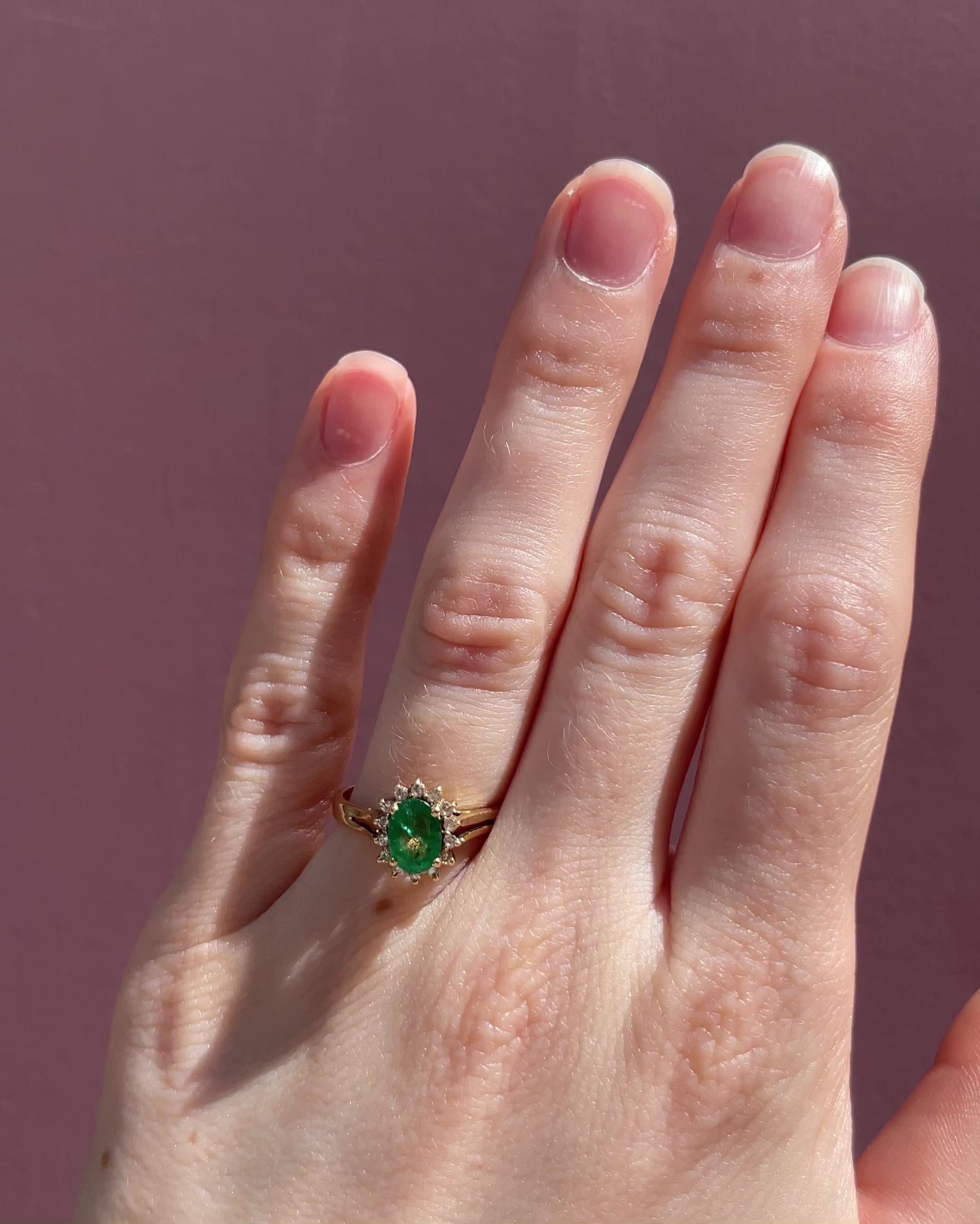 Anillo Margarita Esmeralda 0.85 Quilates y Diamantes "Paula"