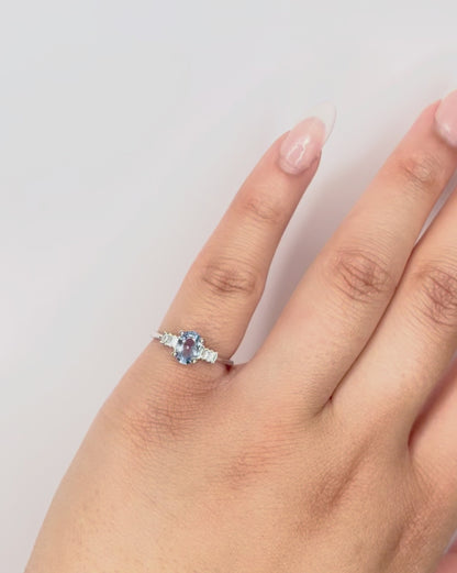 Anillo Trilogía Zafiro Aciano 0,86 quilates y Diamantes "Prisca"