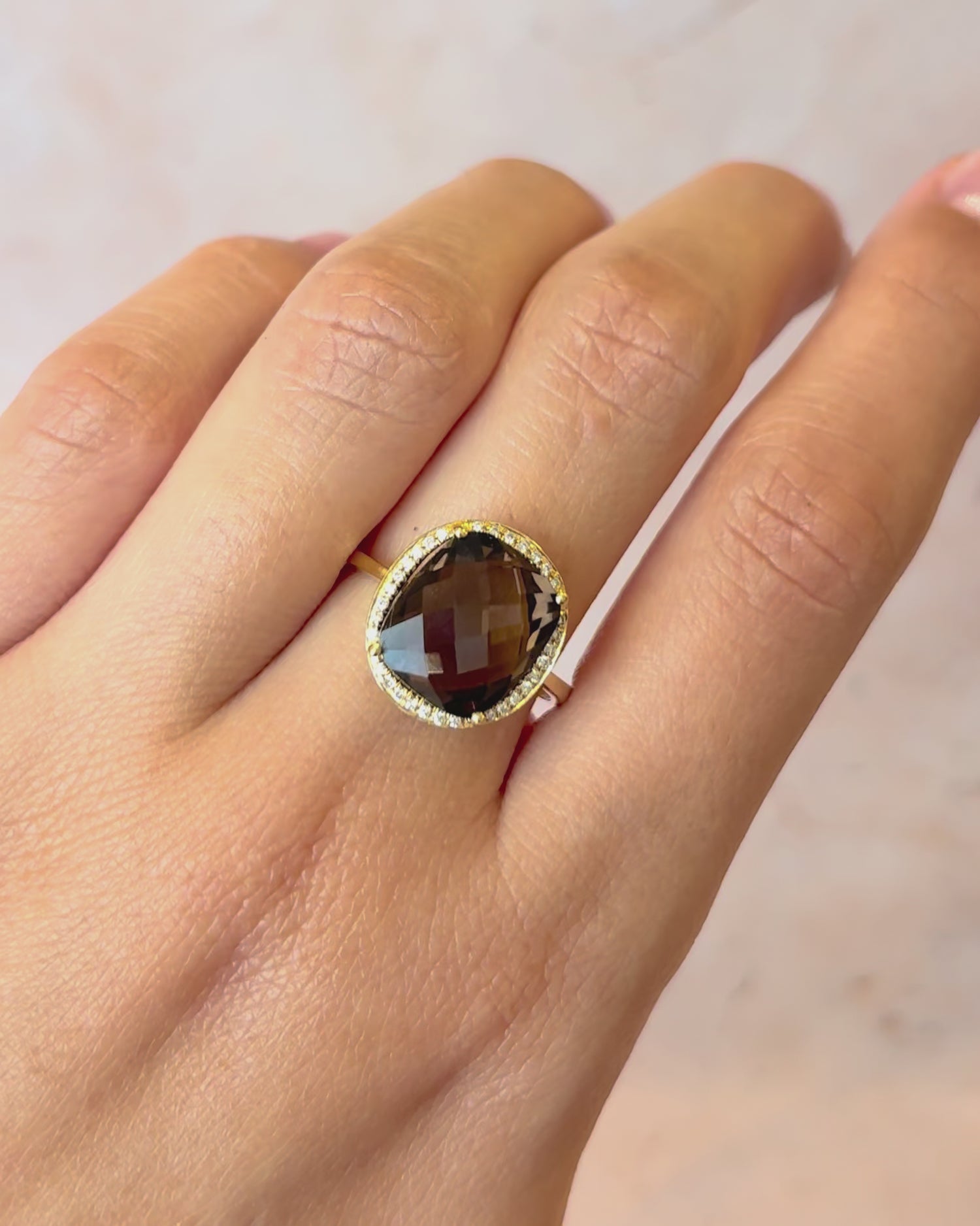 Anillo de cóctel con cuarzo ahumado de 5.17 quilates y diamantes de 0.32 quilates «Barbara»