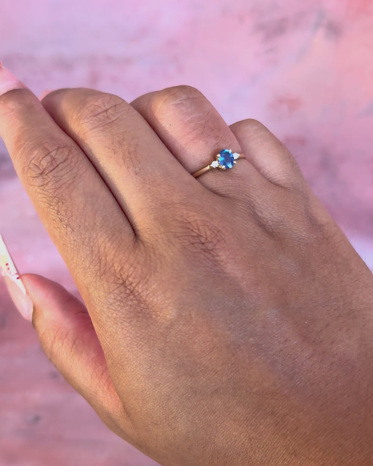 Anillo trilogía de zafiro de 0.49 quilates y diamantes "Lana"