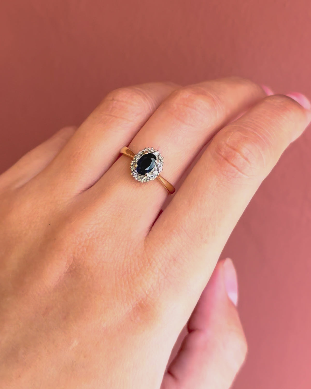 0.69-carat Sapphire Daisy Ring &amp; 0.70-carat Diamonds "Estelle"