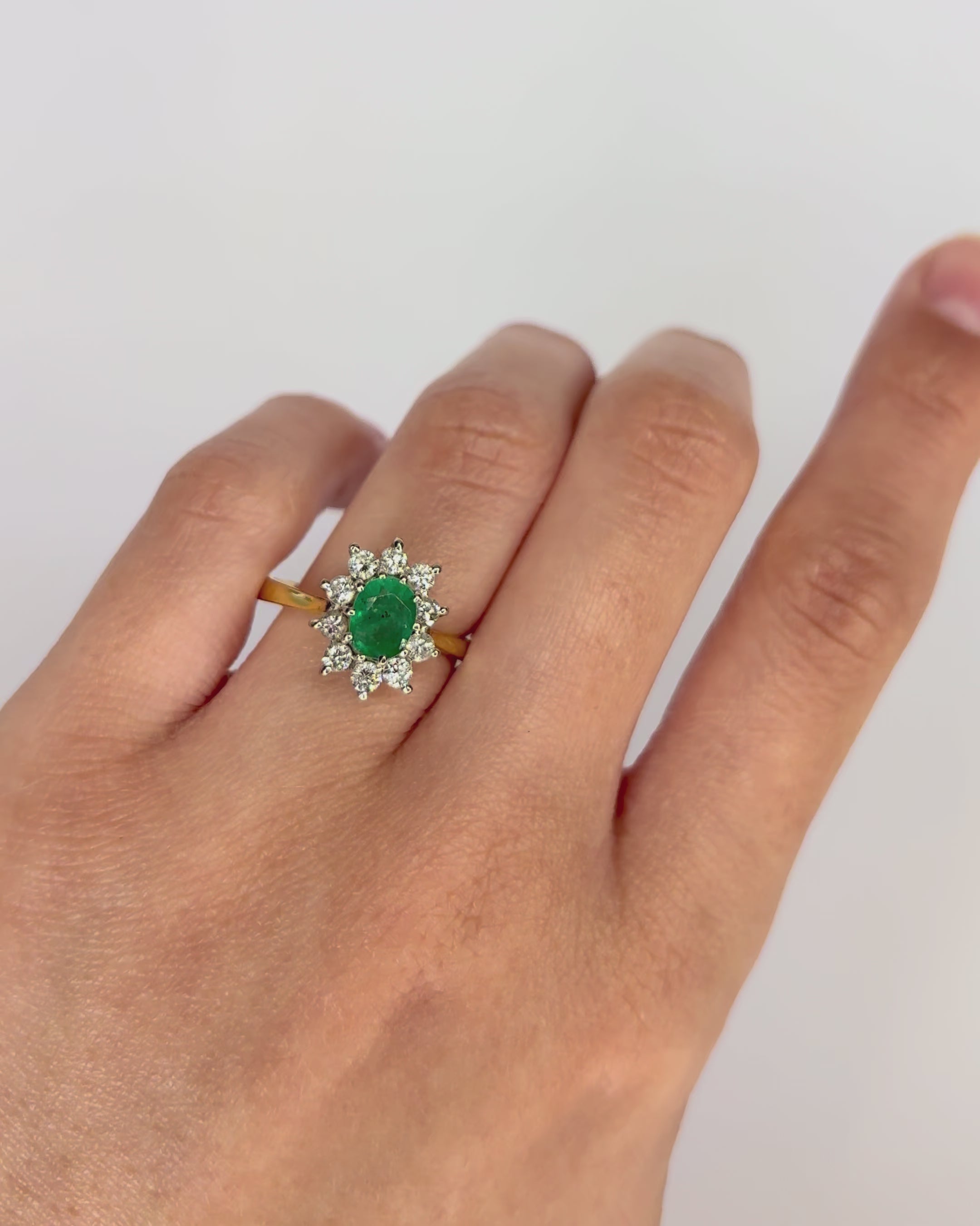 Bague Marguerite Émeraude 0.70 carat &amp; Diamants "Annabelle"