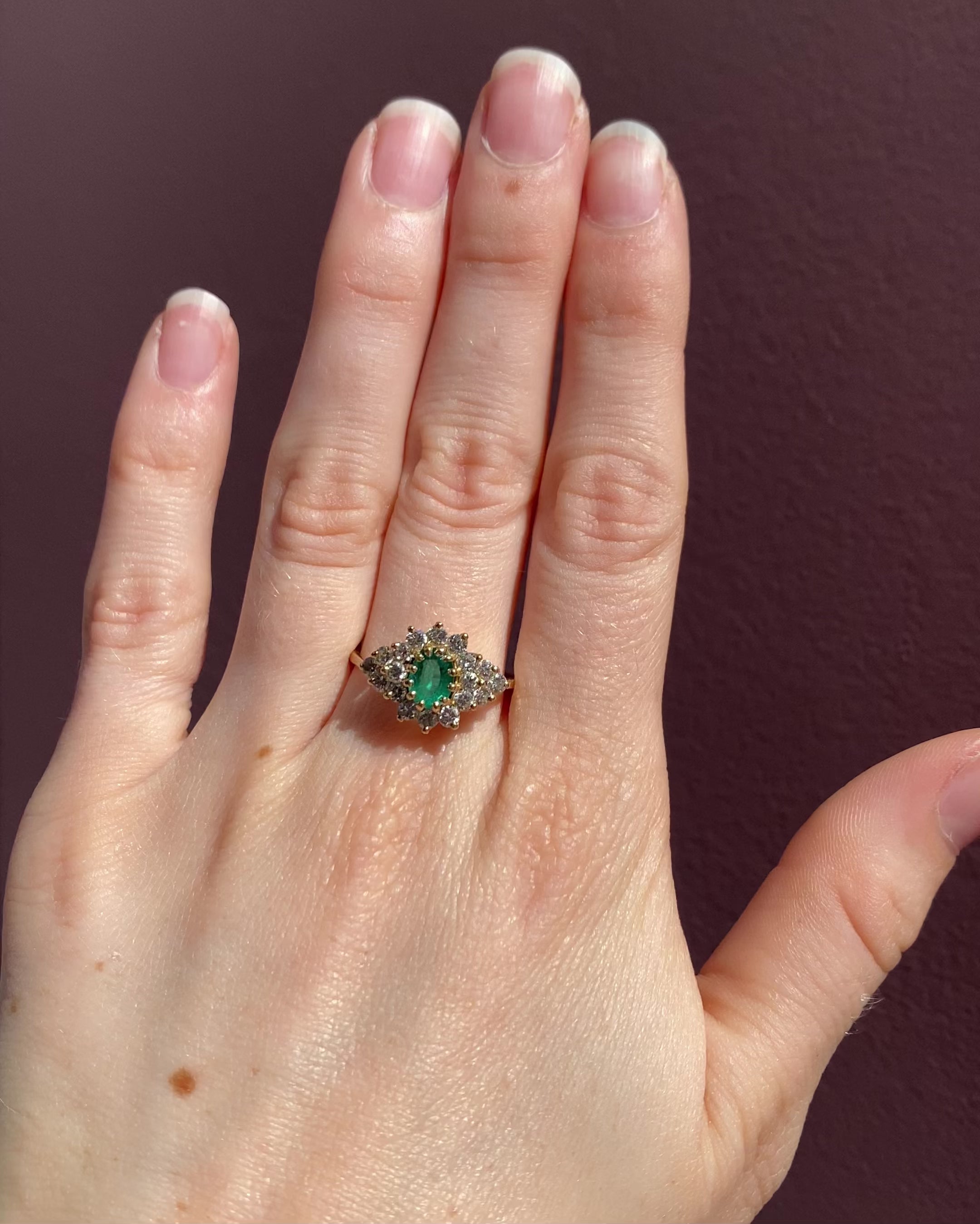 Anillo Margarita Esmeralda 0.72 quilates y Diamantes "Aliona"