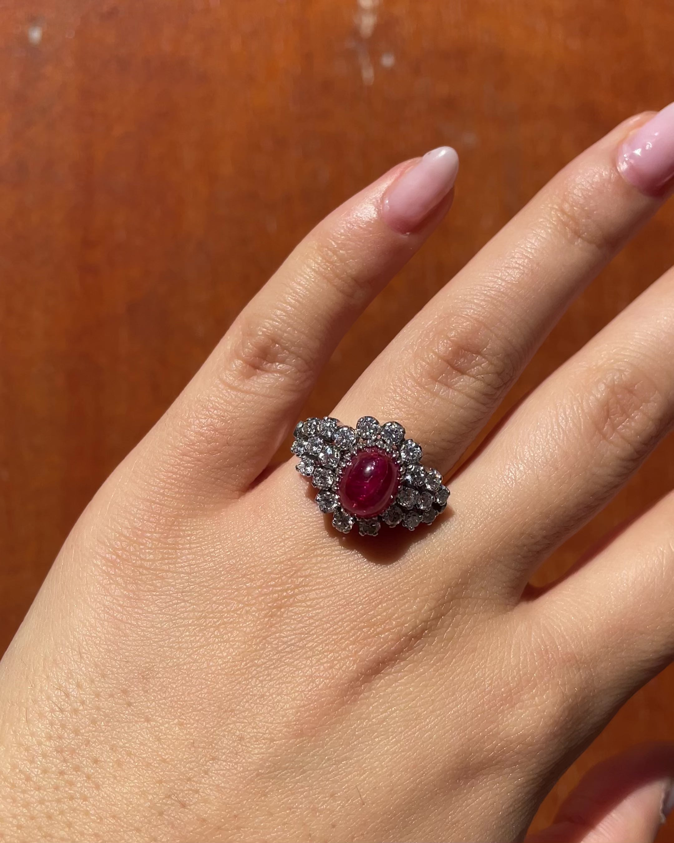 Anillo Margarita Cabujón Rubí 5.50 quilates y 22 Diamantes 1.20 quilates "Leona"