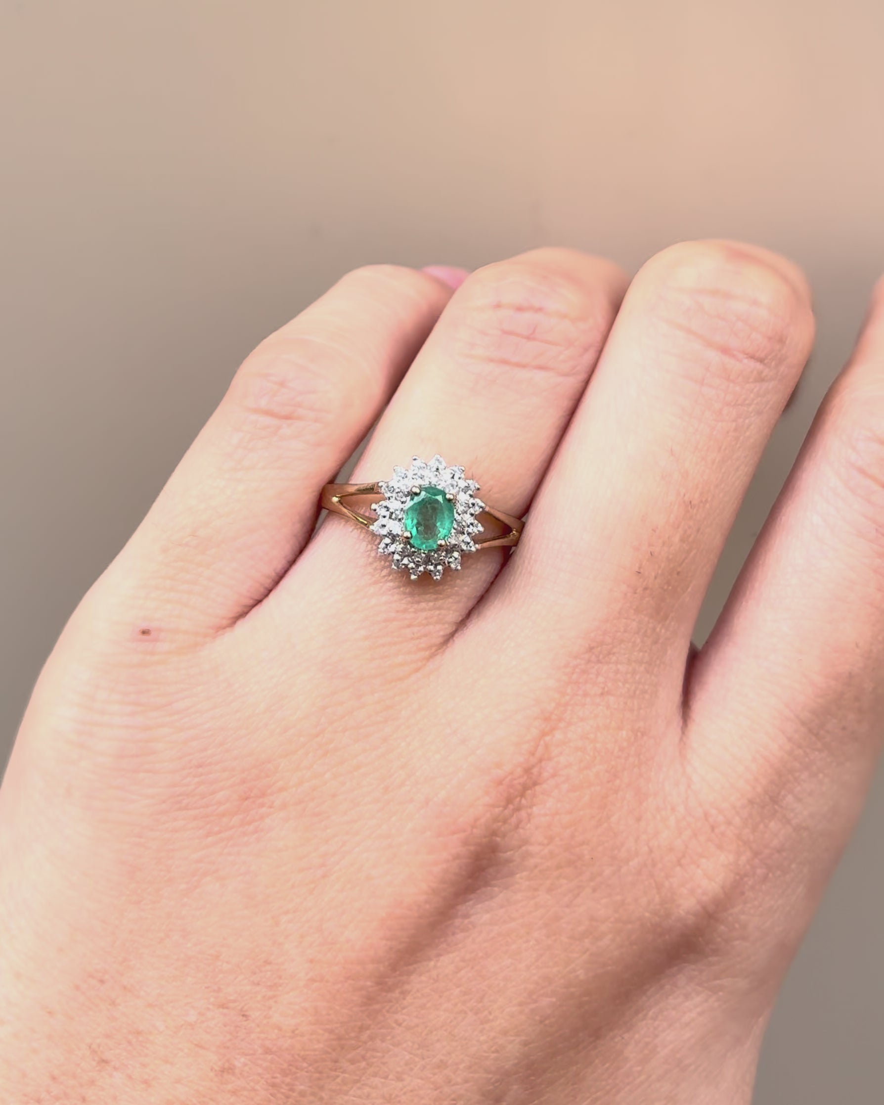 Bague Marguerite Émeraude 0.32 carat &amp; 28 Diamants "Odile"