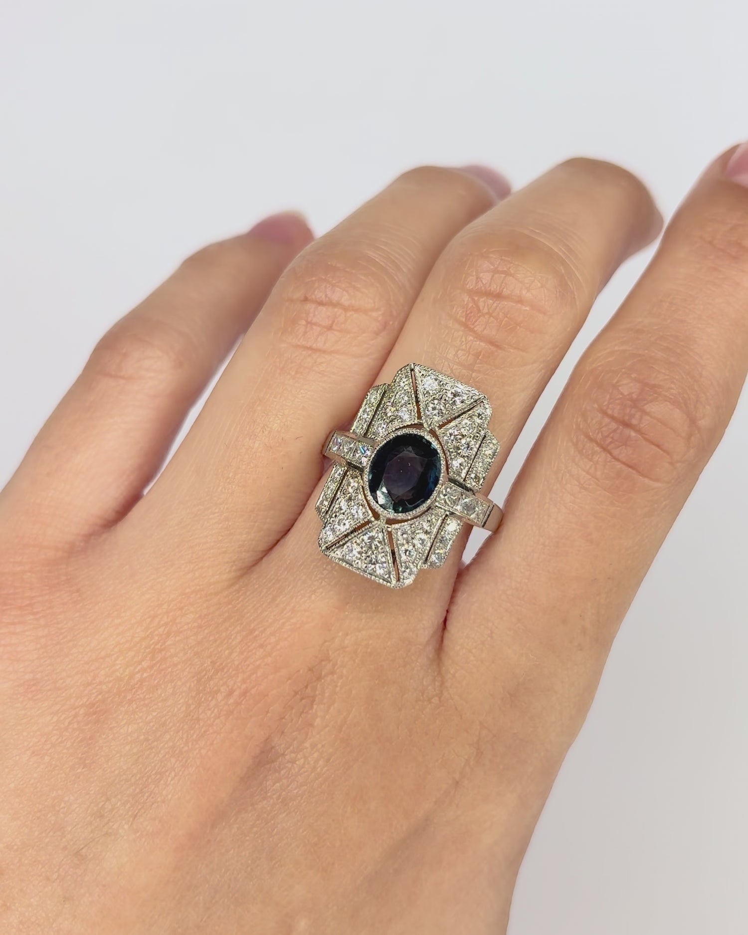 Bague Style Art Déco Saphir 1.76 carat &amp; Diamants 1 carat "Romane"