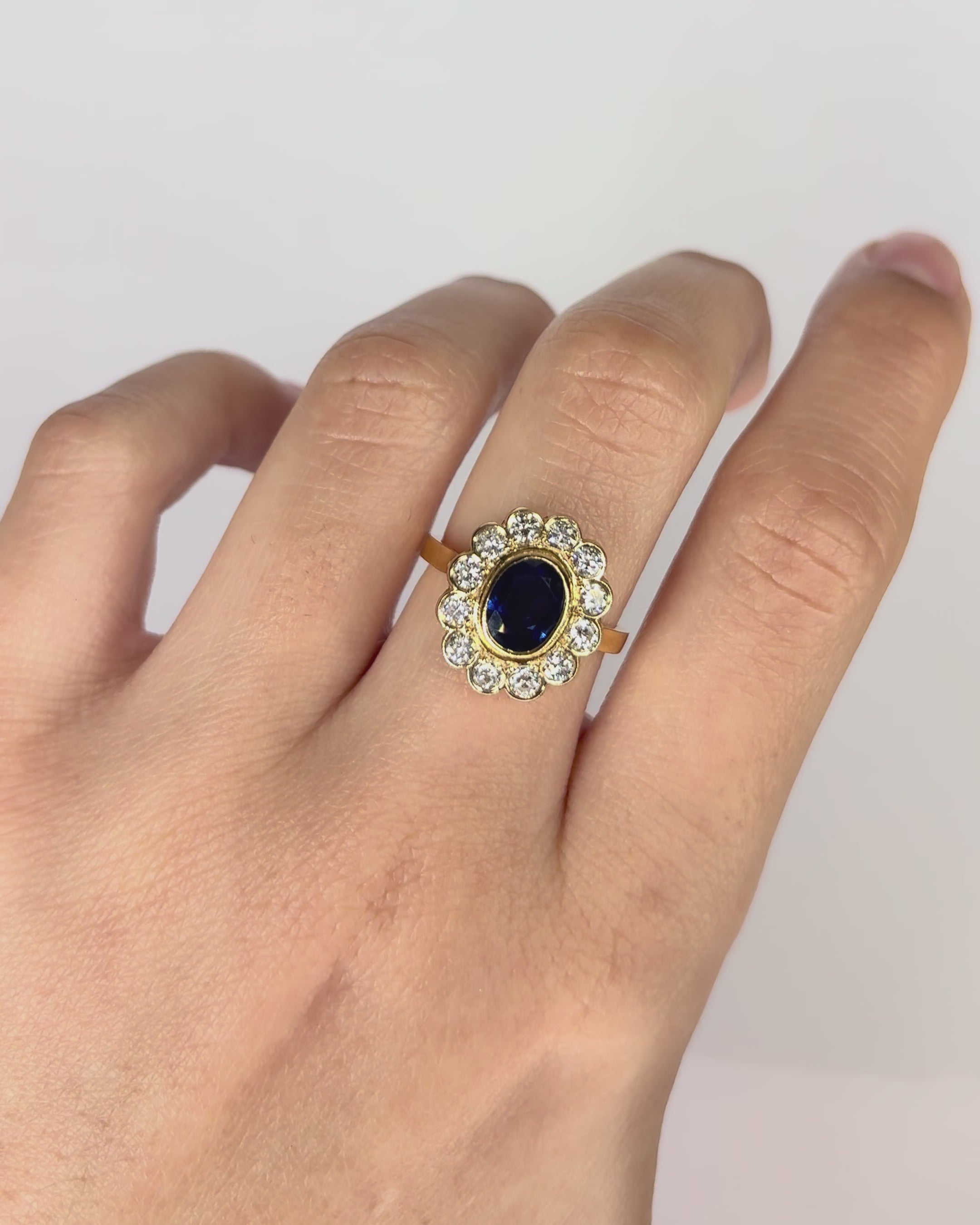 Bague Marguerite Saphir 1.20 carat &amp; 12 Diamants "Sabine"