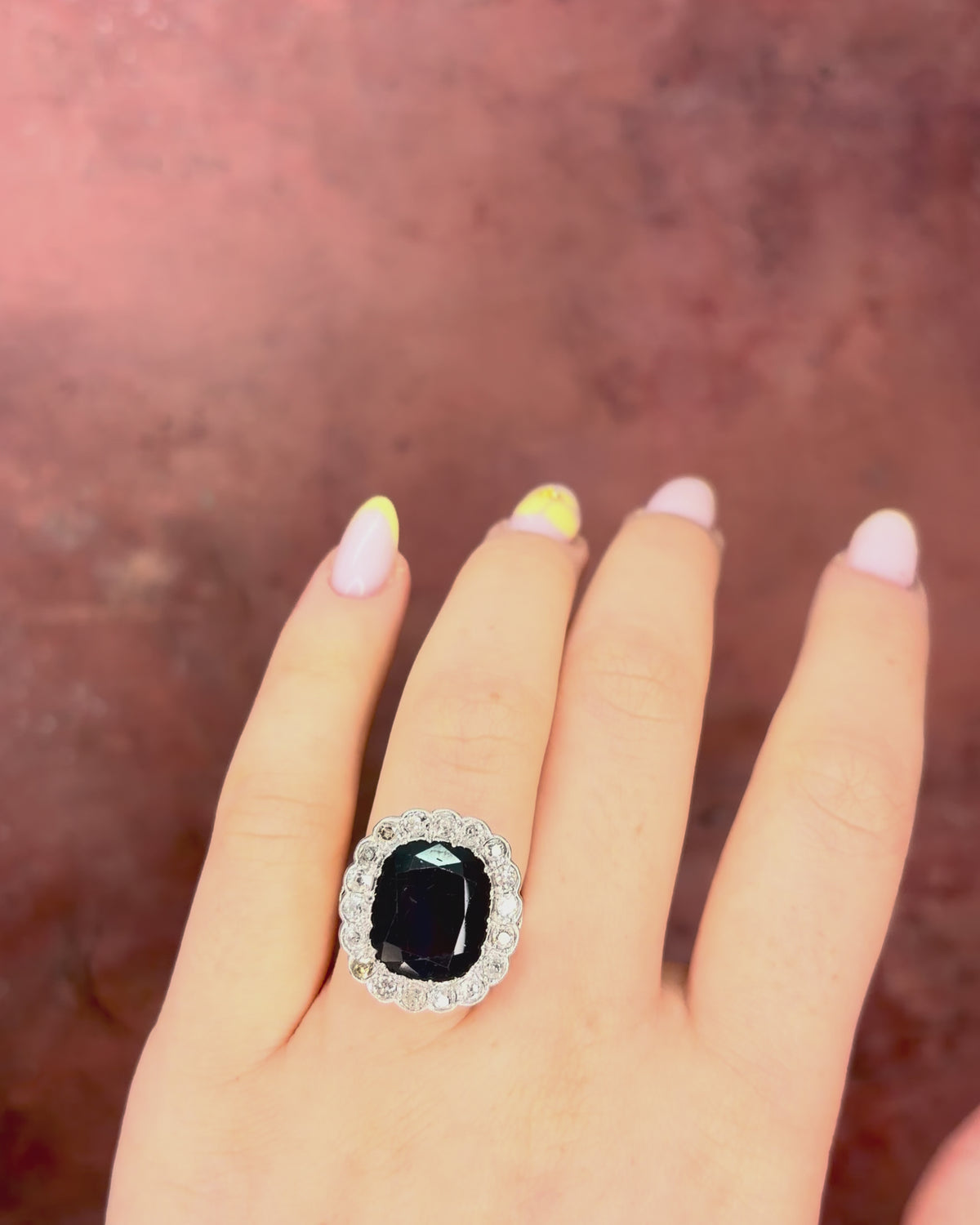 Anillo Margarita de zafiro de 9 quilates y diamantes de 0.72 quilates "Elsa"