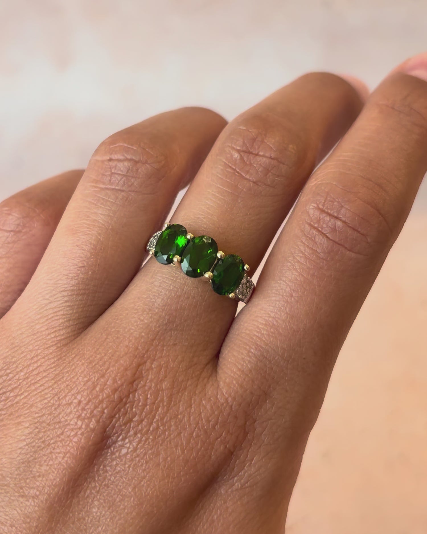 Anillo Rivière con Diopsidas de 2.49 quilates y Diamantes "Chloé"