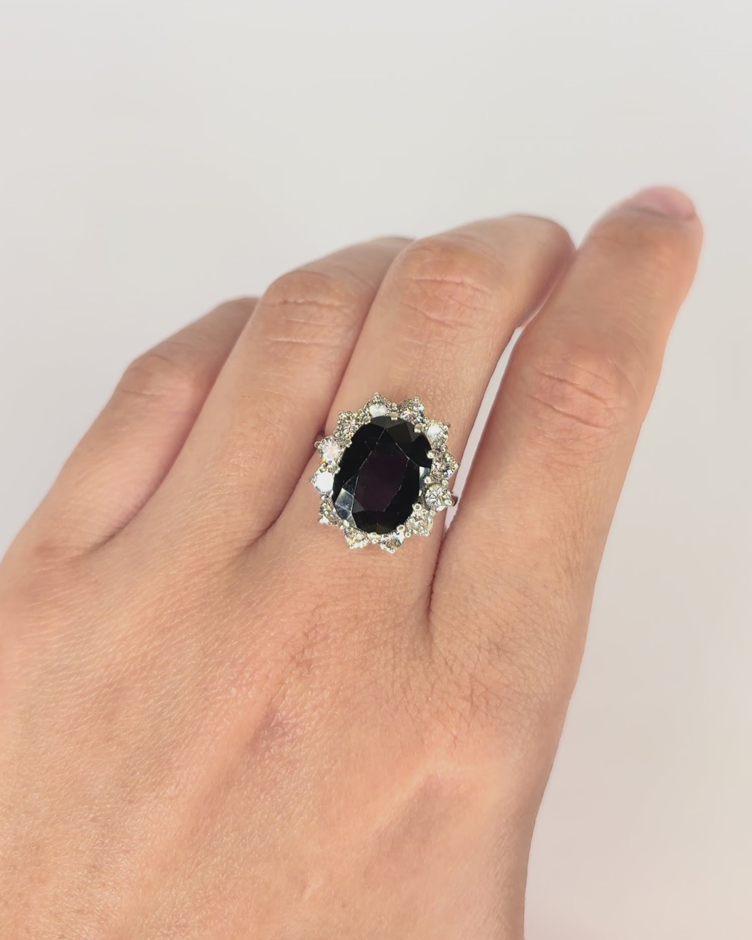 Bague Marguerite Saphir 5.30 carats &amp; Diamants 0.60 carat "Bérenice"