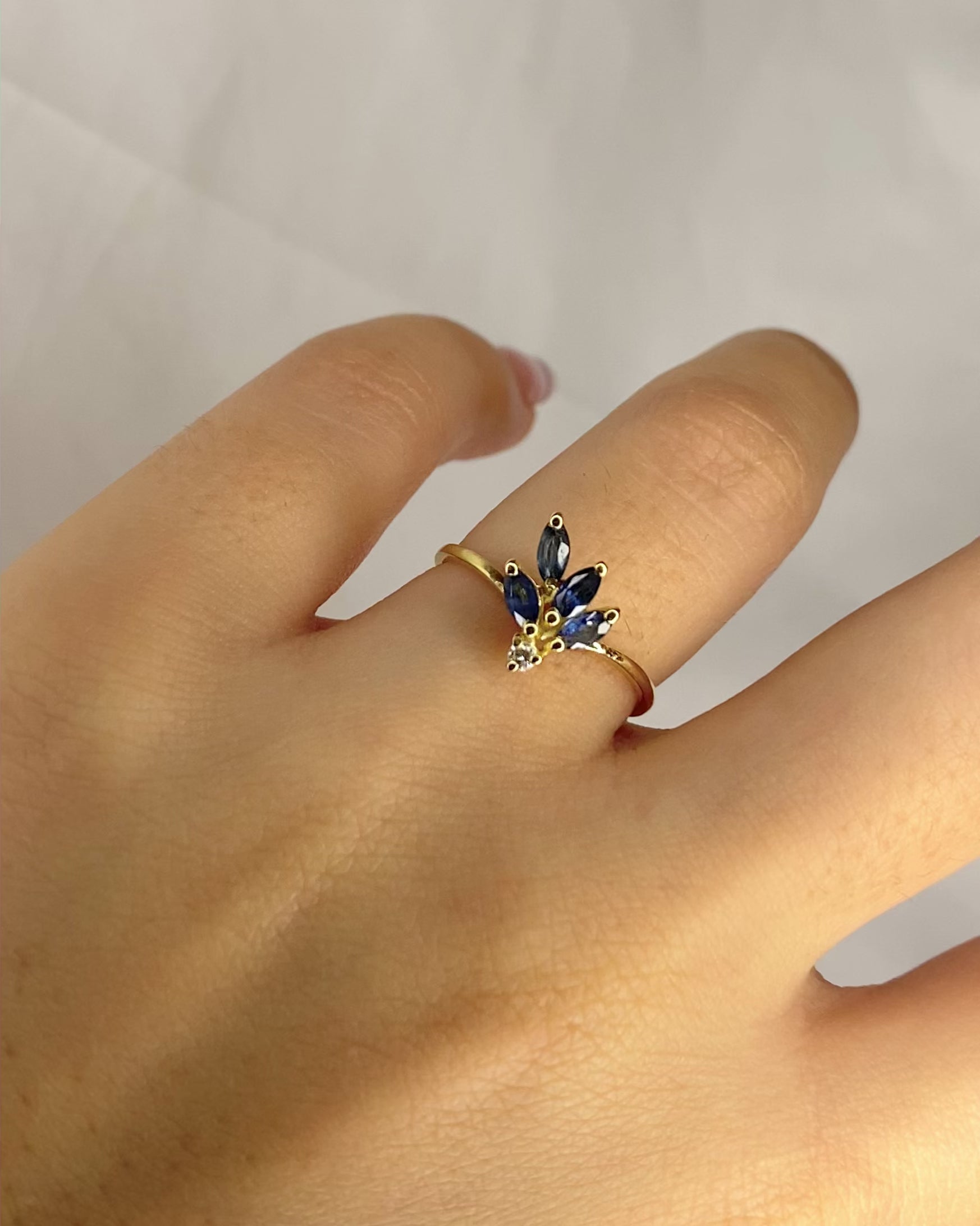 Bague Fleur Déstructurée 4 Saphirs &amp; Diamant "Raphaëlle"