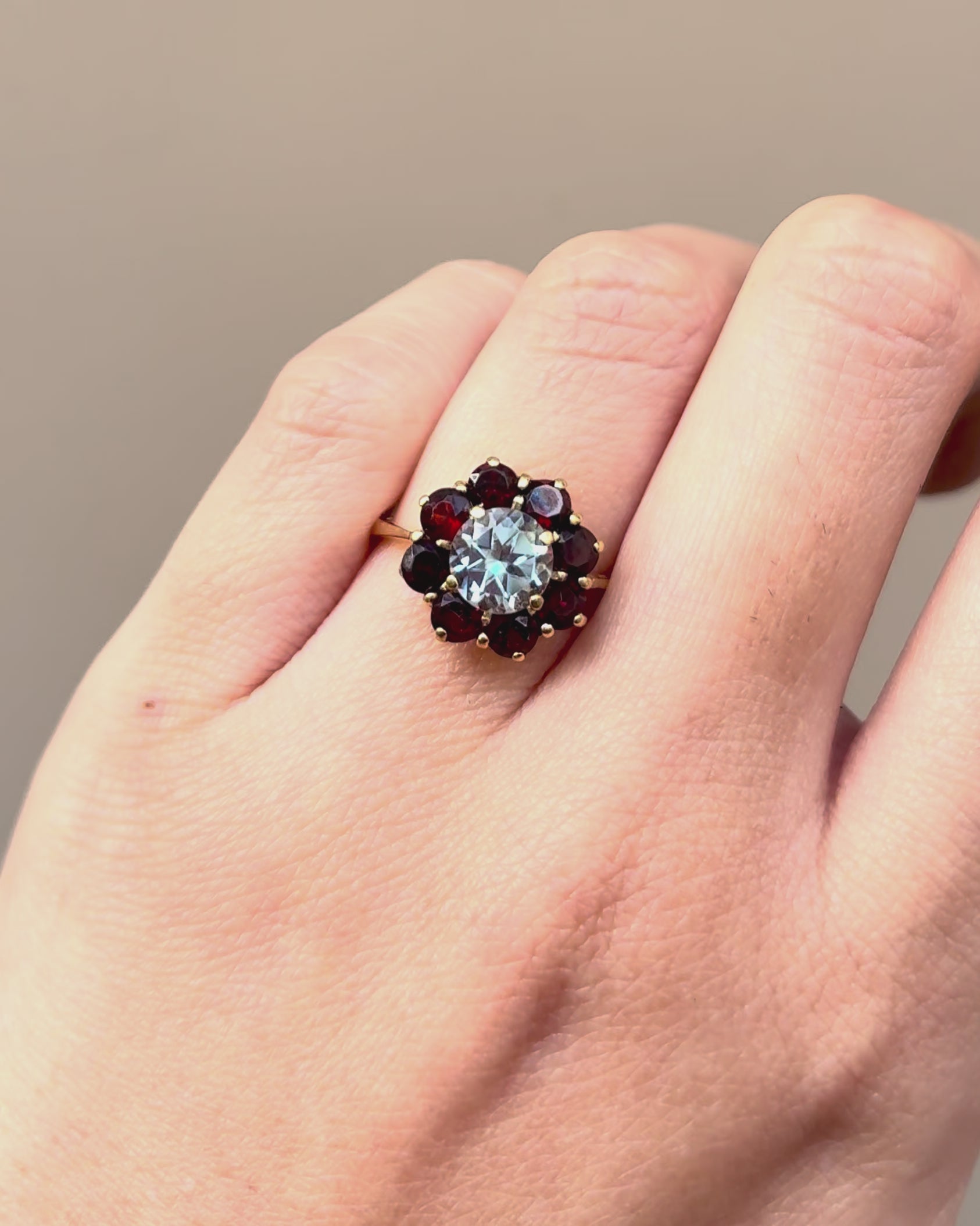Bague Marguerite Topaze 1.56 carat &amp; 8 Grenats "Natasha"