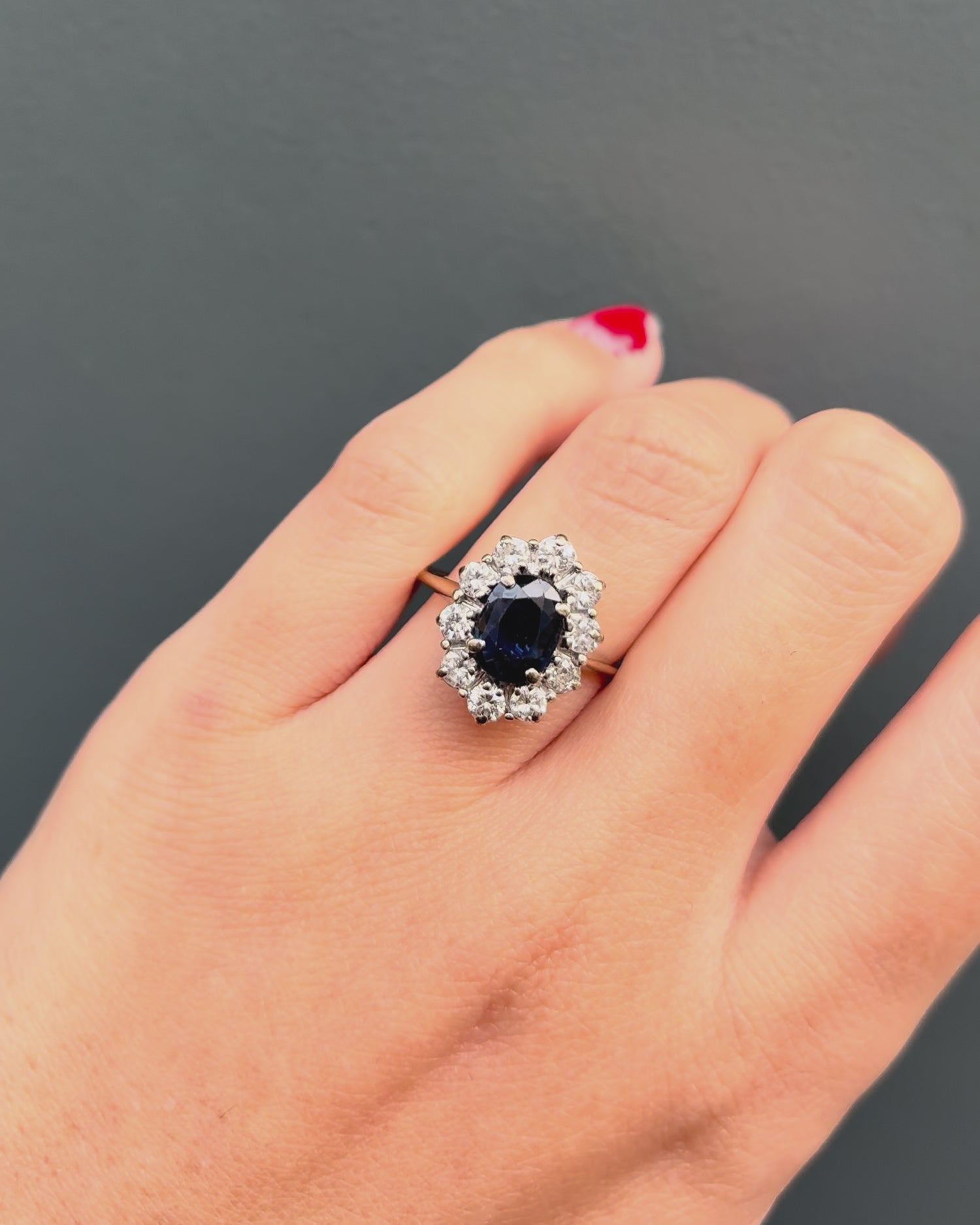 Daisy sapphire and diamond ring (missing one diamond)