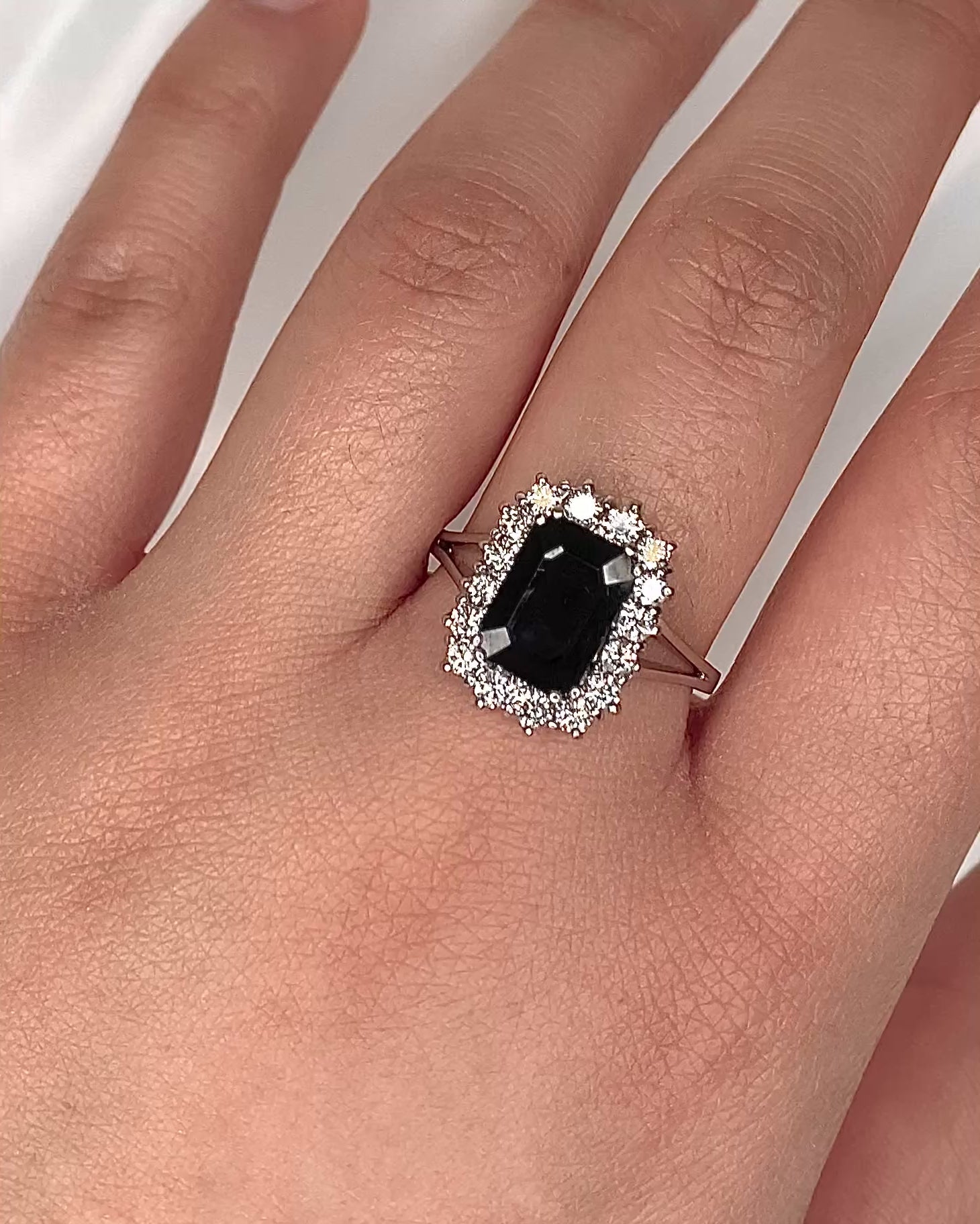 Bague Marguerite Saphir 2.80 carats &amp; 16 Diamants "Laurie"