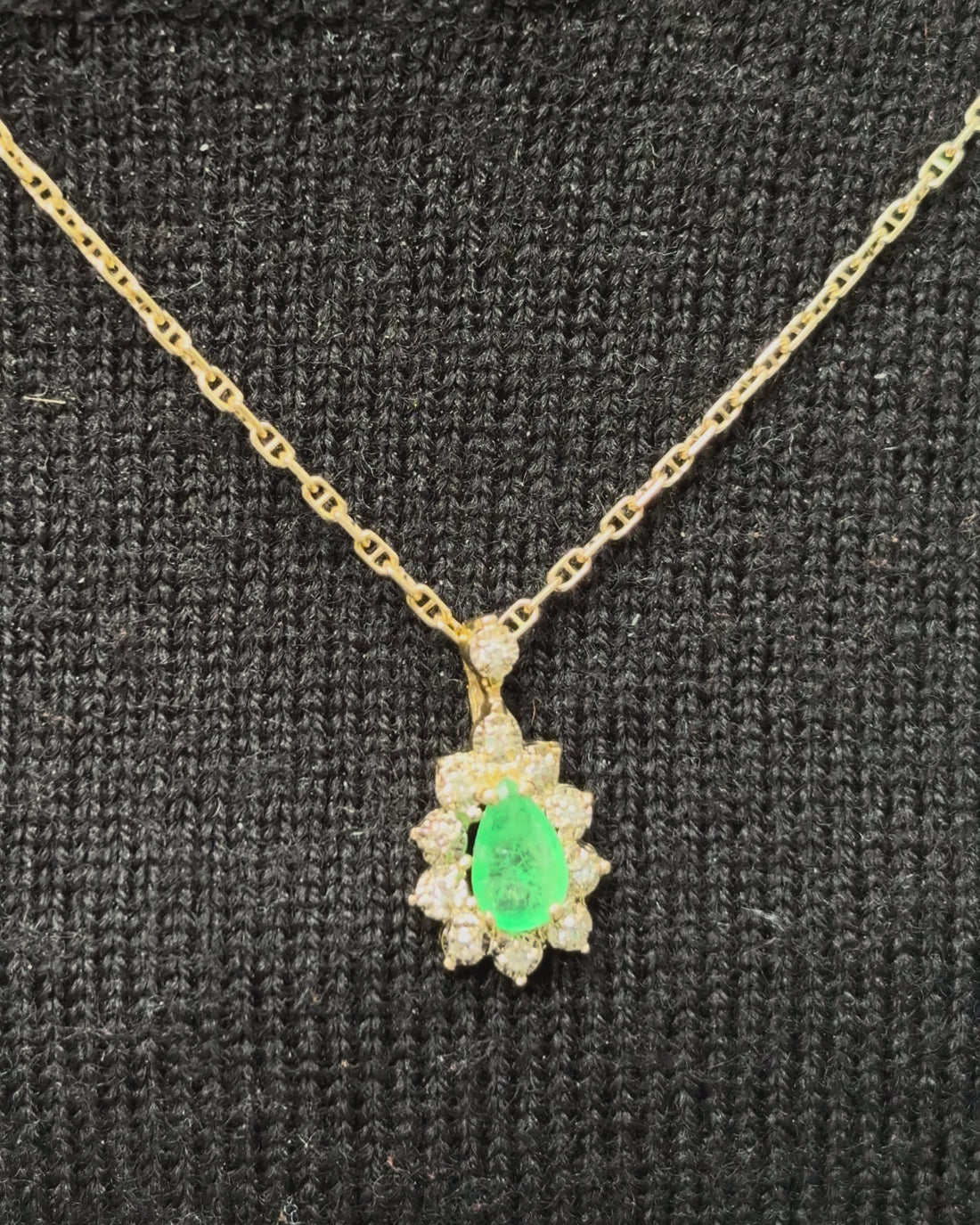 Pendentif Marguerite Émeraude 0.50 carat &amp; 11 Diamants &quot;Leya&quot;