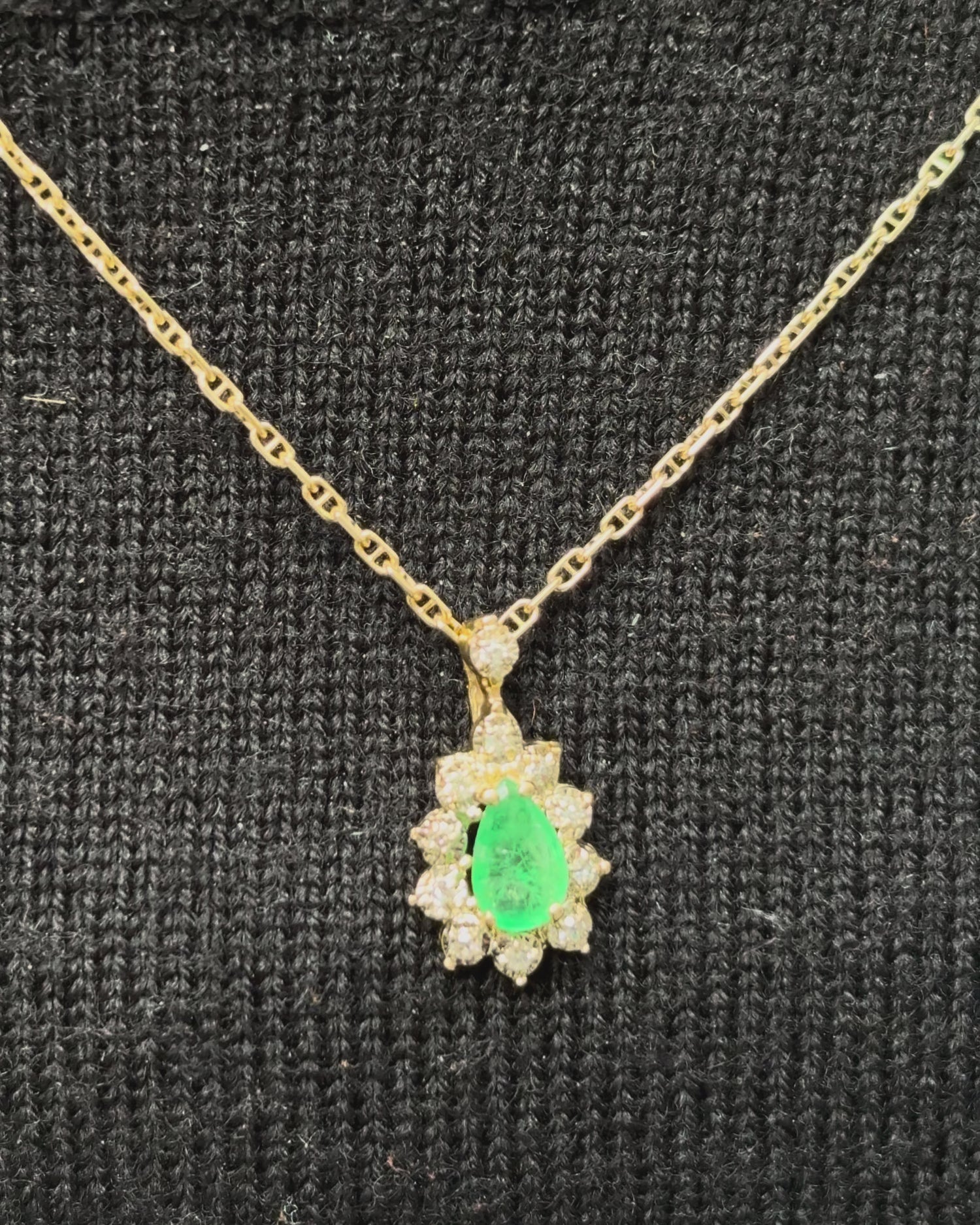 Pendentif Marguerite Émeraude 0.50 carat &amp; 11 Diamants &quot;Leya&quot;