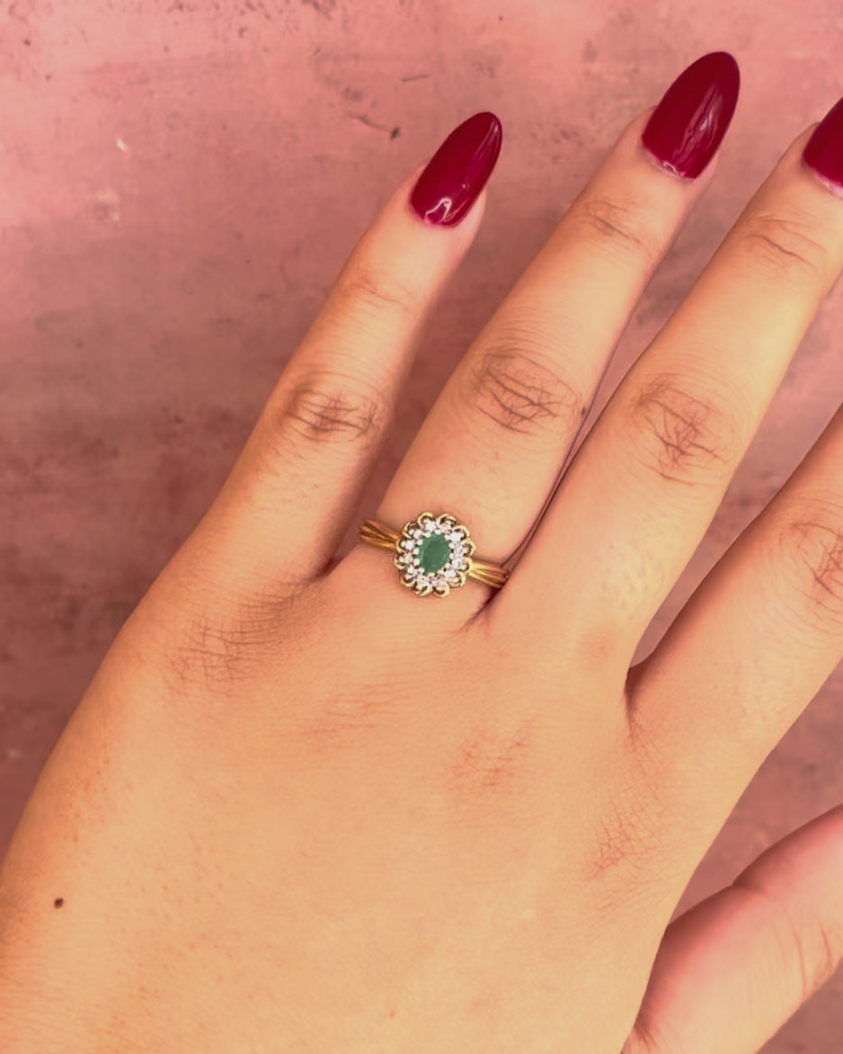 Anillo Margarita Esmeralda 0.24 quilates y Diamantes 0.12 quilates "Martina"