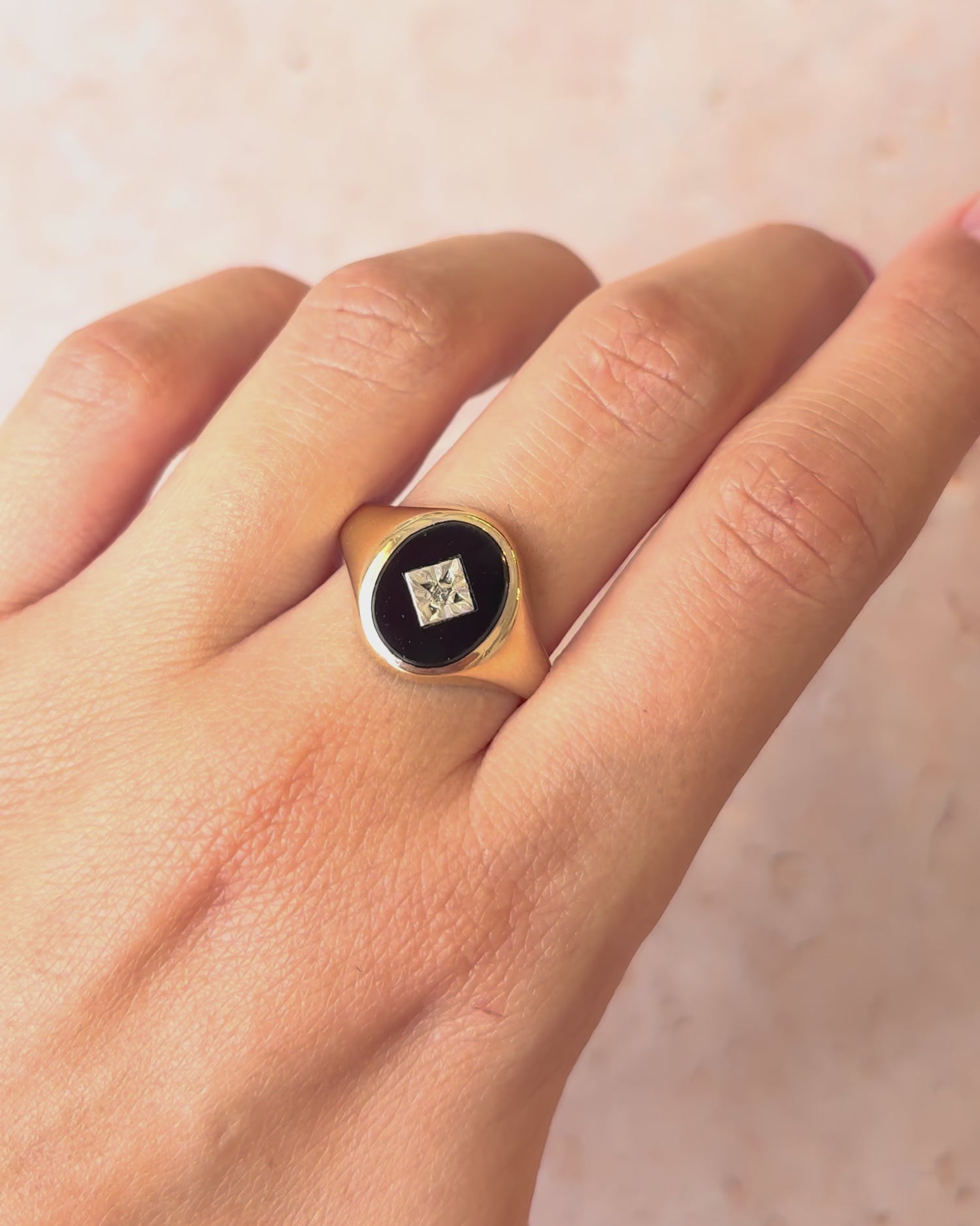 Bague Chevalière Onyx &amp; Diamant "Joe"