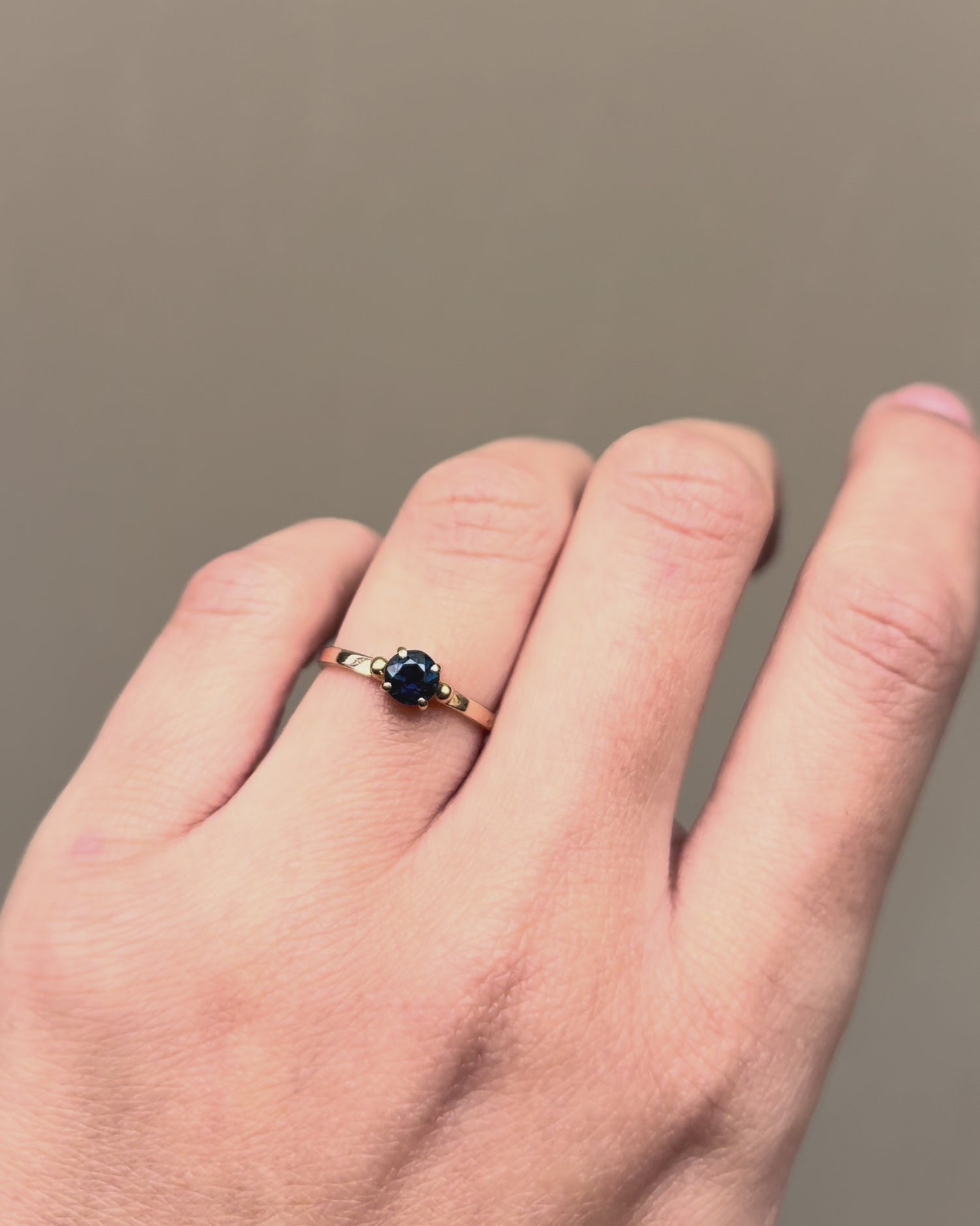 Anillo solitario zafiro 0.55 quilates &quot;Emna&quot;