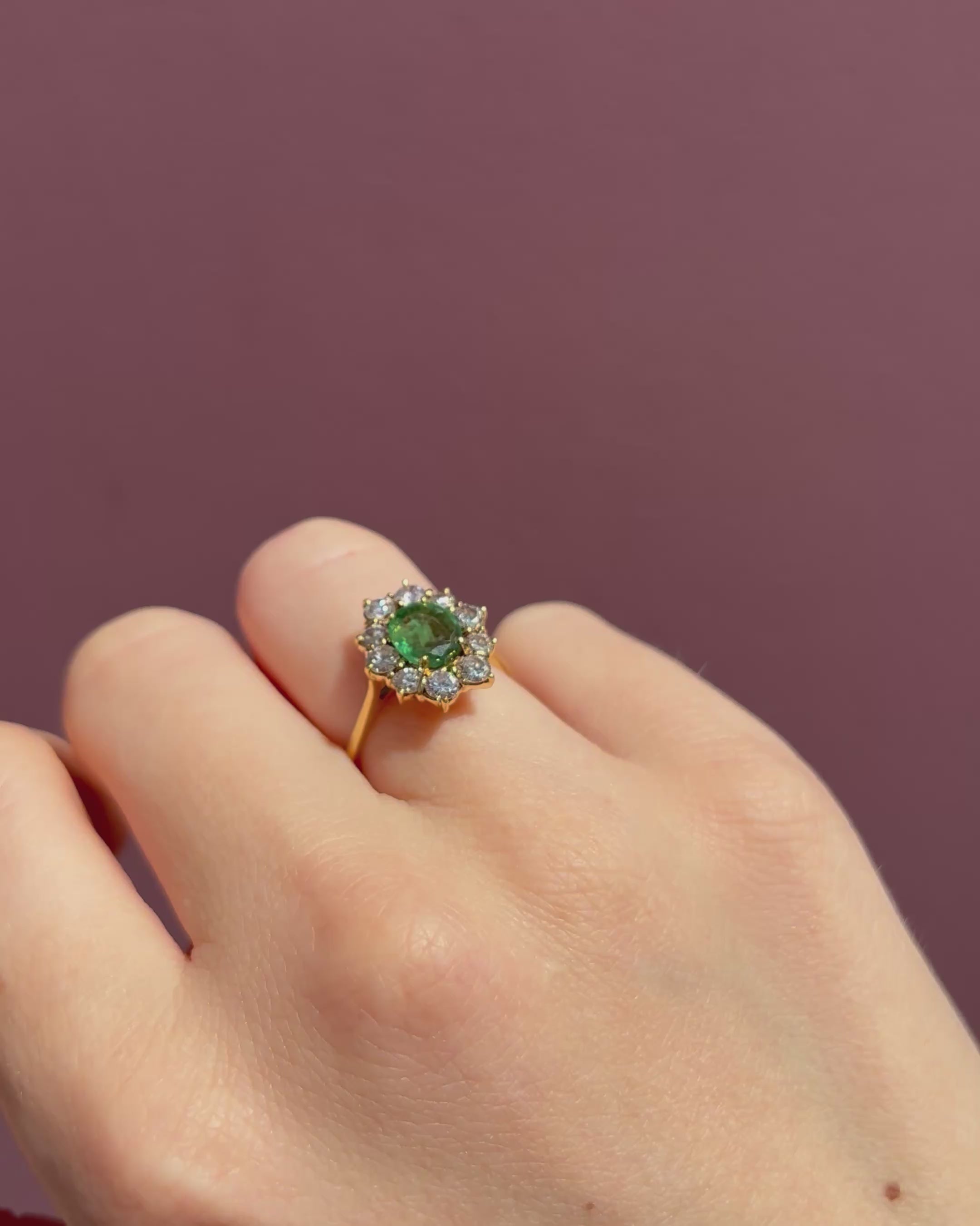 Anillo Margarita Esmeralda 0.90 quilates y Diamantes 0.92 quilates "Cyprie"