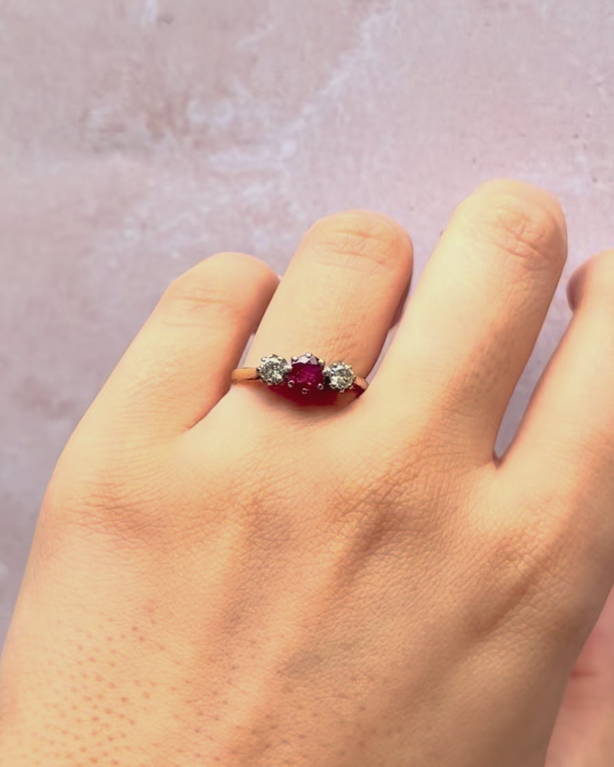 Bague trilogie Rubis 0.62 carat &amp; Diamants 0.20 carat "Célia"