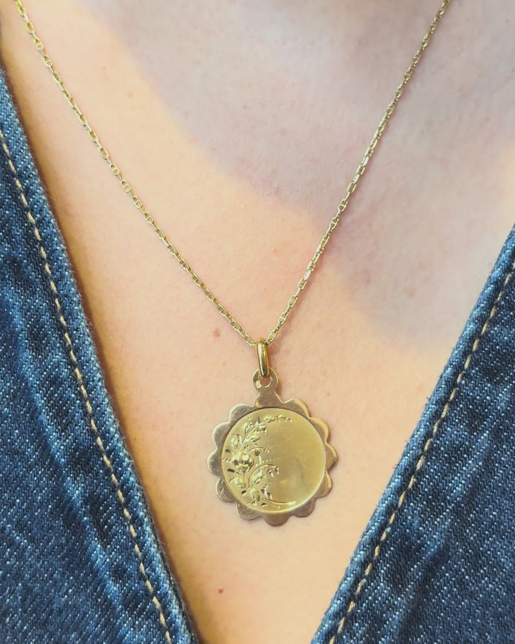 Yellow Gold Art Nouveau Flower Medal "Stella"
