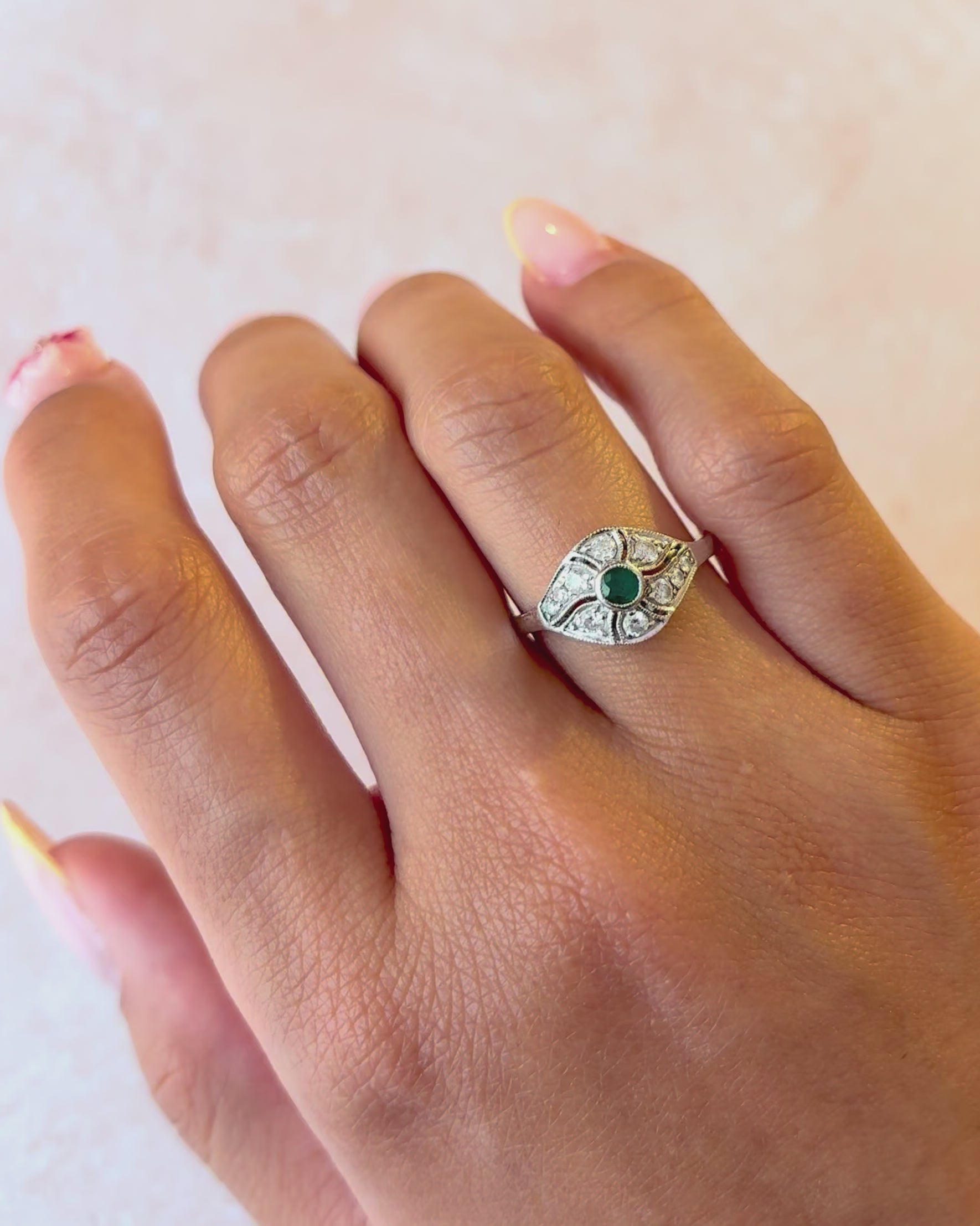 Anillo Art Déco con esmeralda y diamantes "Mara"