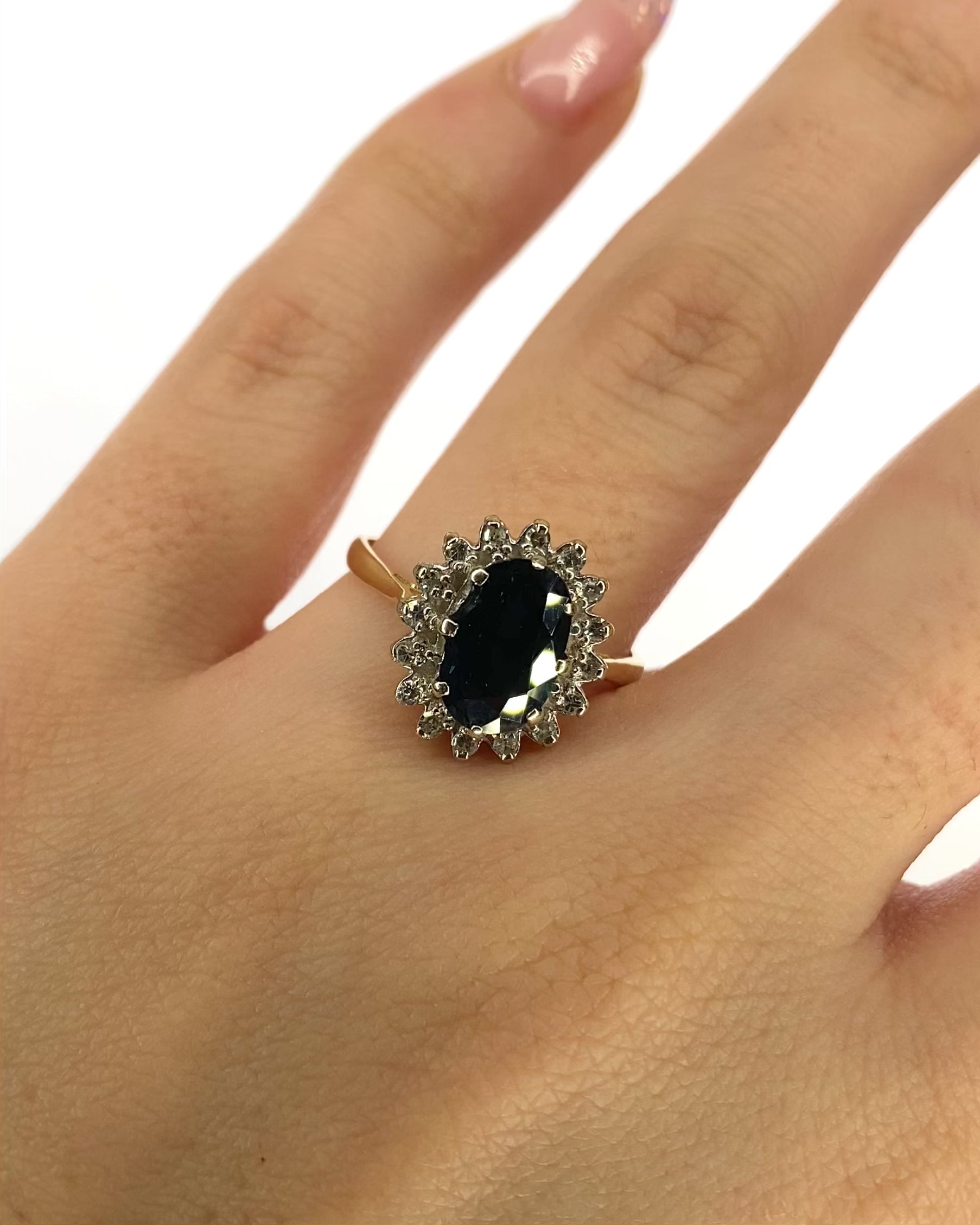Anillo Margarita Zafiro 2 quilates y 16 Diamantes "Ariella"