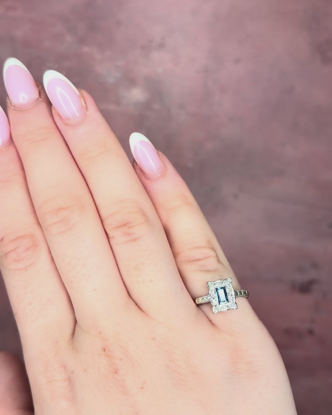 Anillo Art Déco con zafiro de 0.30 quilates y diamantes «Céline»