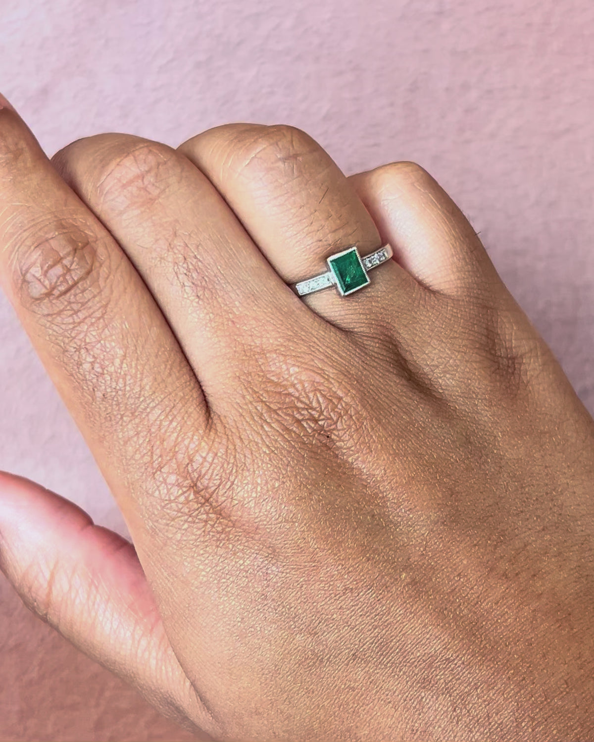 Anillo Solitario Esmeralda 0,80 quilates y Diamantes "Abigaël"